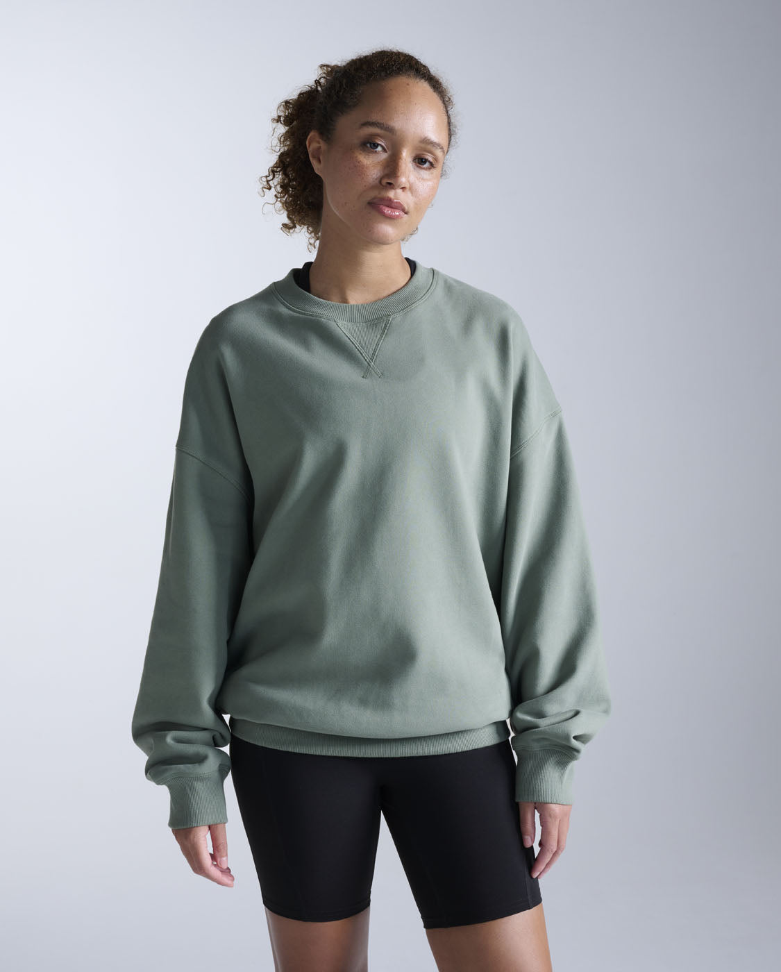 2xu-ez-oversized-organic-cotton-crew-sweatshirt-fern-bio-baumwolle image 1