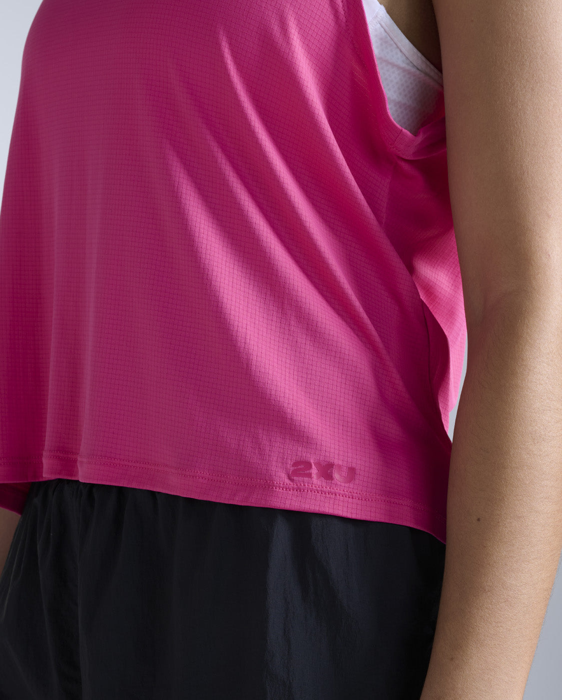 2xu-aero-trail-tank-lauftop-electric-rose-damen image 2