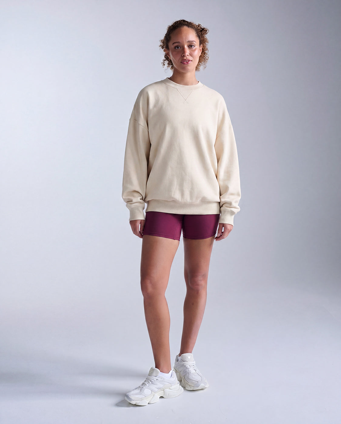 2xu-ez-oversized-organic-cotton-crew-sweatshirt-chalk-bio-baumwolle image 3