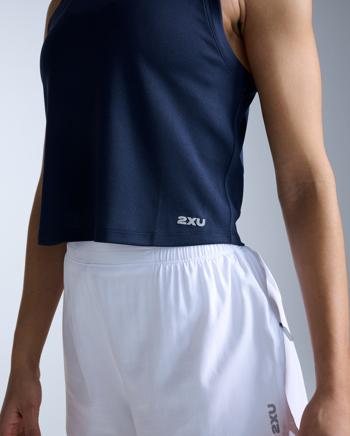 2xu-aero-mesh-crop-tank-lauftop-damen-midnight-atmungsaktiv image 5