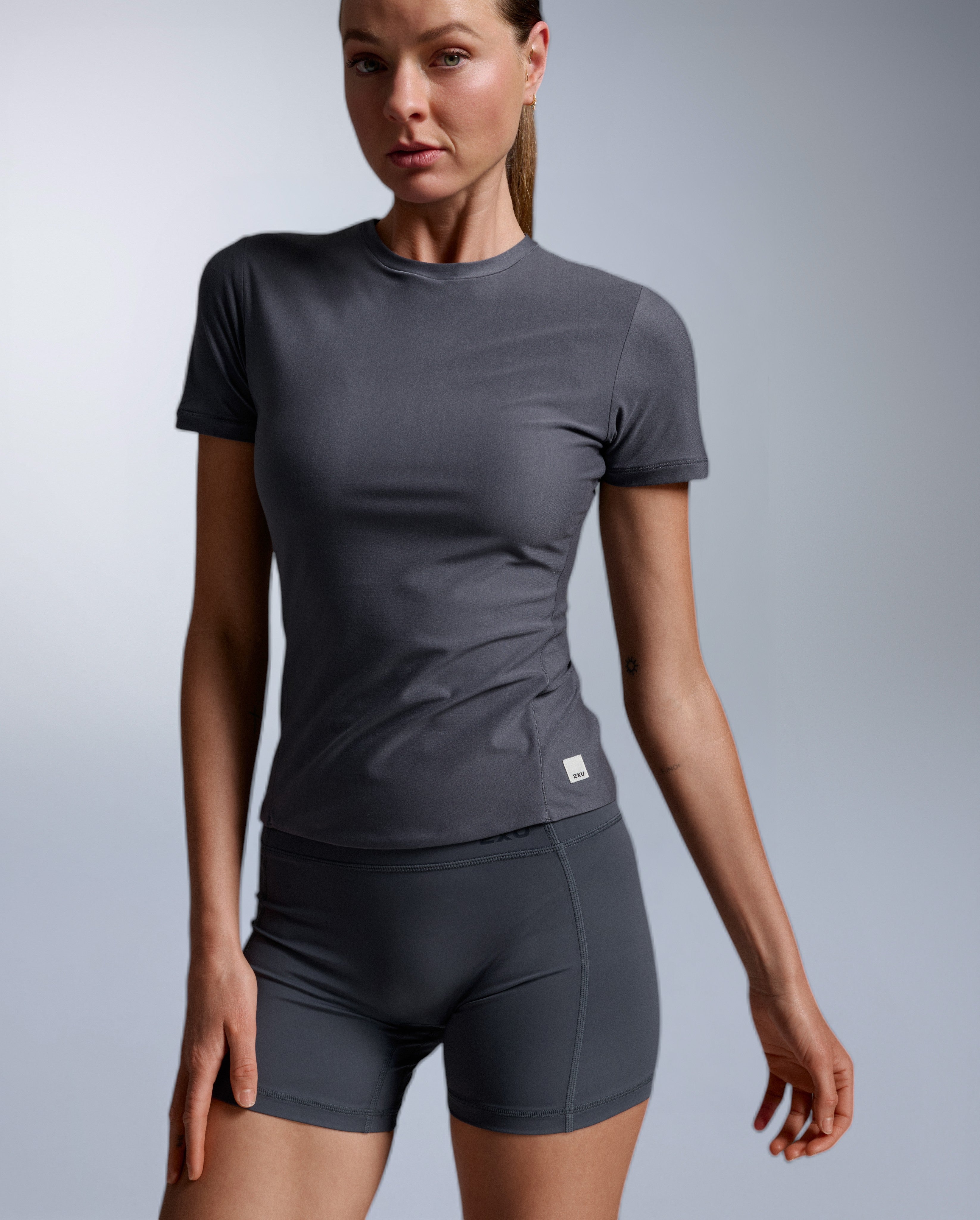 2xu-signature-wonderluxe-fitted-tee-india-ink-damen image 1