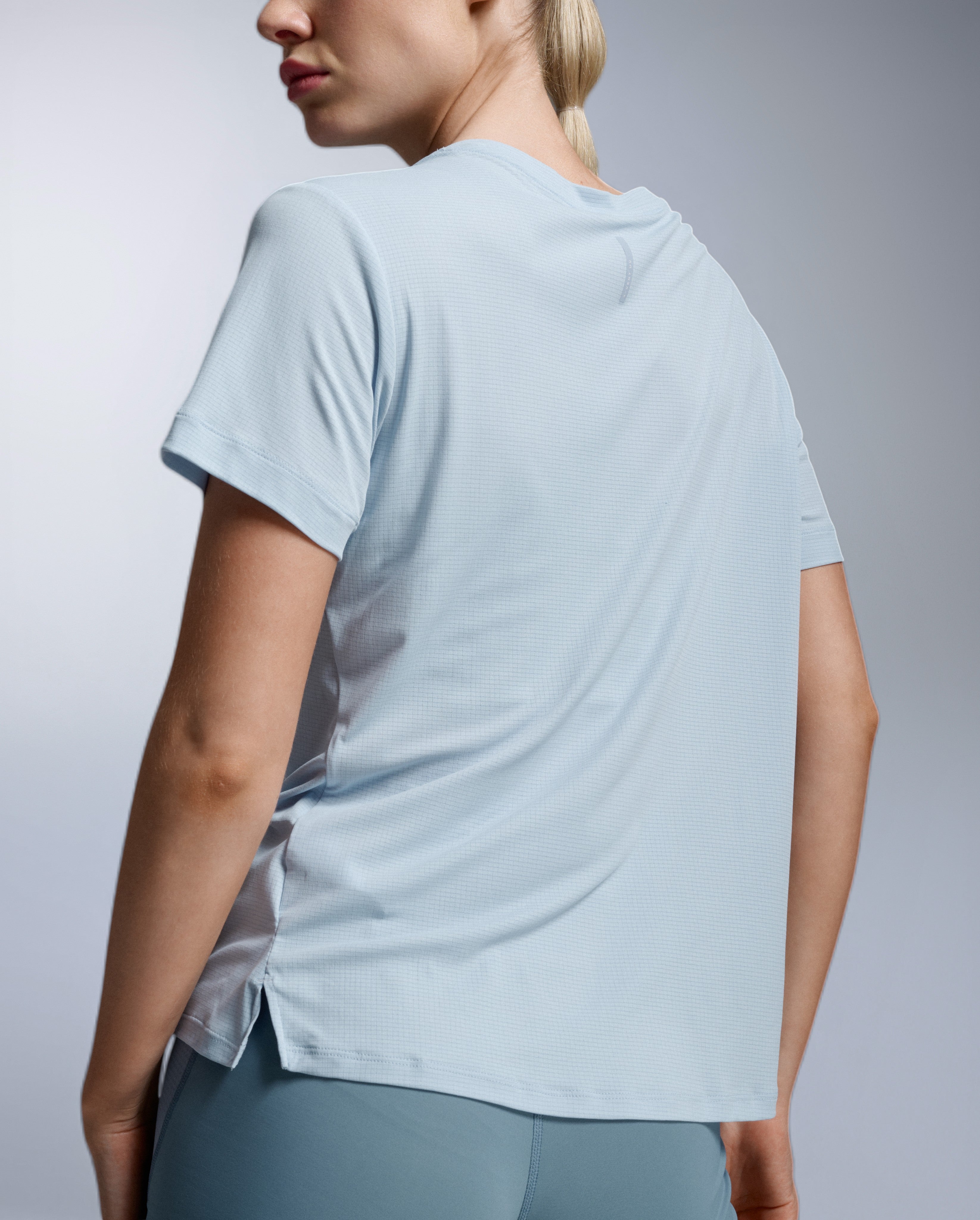 2xu-aero-trail-tee-laufshirt-damen-bay-kurzarm-upf-50 image 3