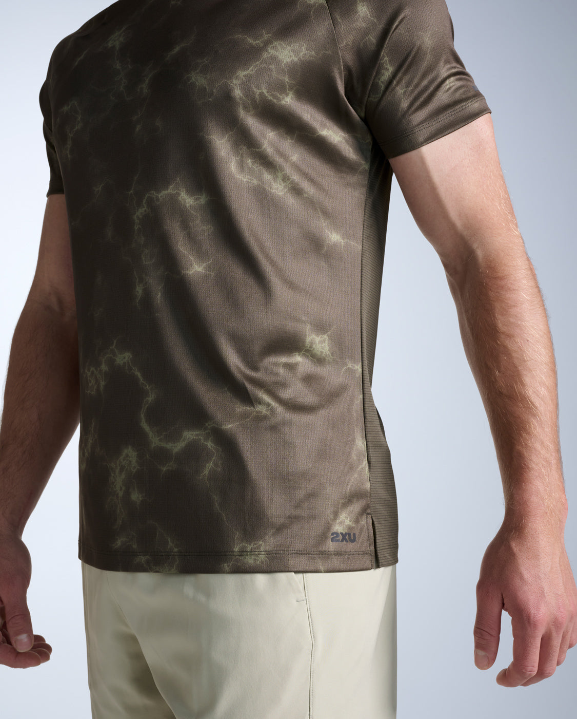 2xu-aero-tee-herren-flint-synapse-laufshirt-upf-50 image 4