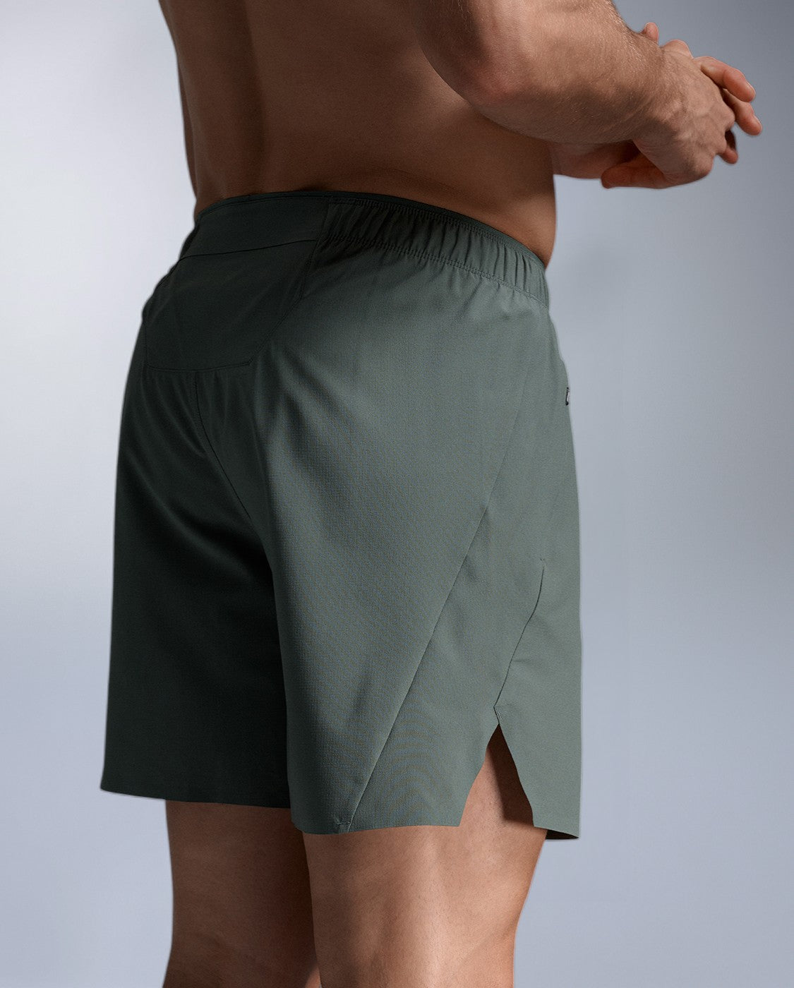 2xu-motion-7-inch-shorts-herren-olive-trainingsshorts image 2