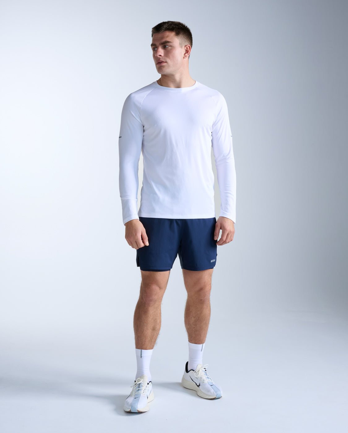 2xu-aero-long-sleeve-laufshirt-weiss-silber-herren image 1