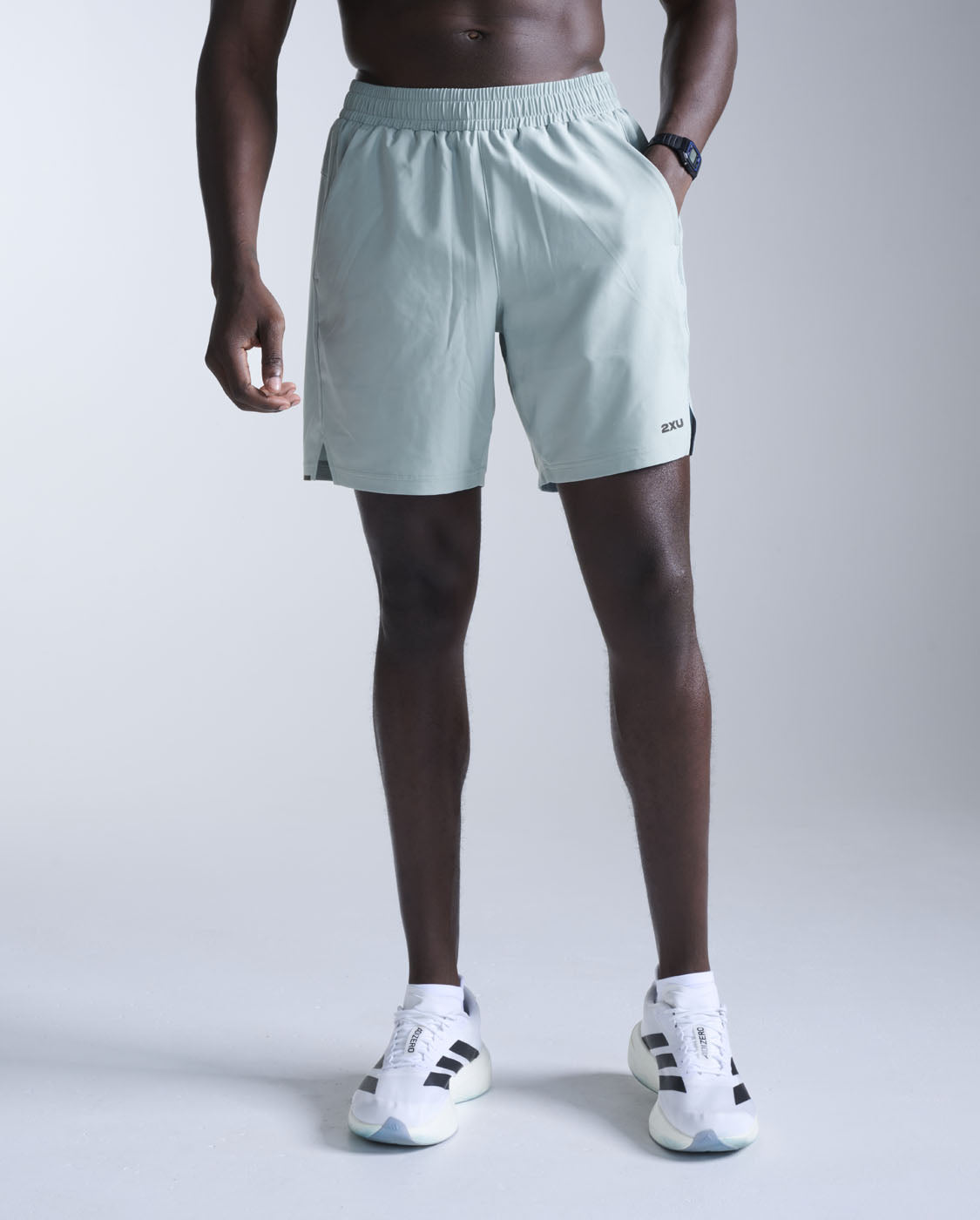 2xu-aero-7-inch-shorts-smoke-blue-black-laufshorts image 1