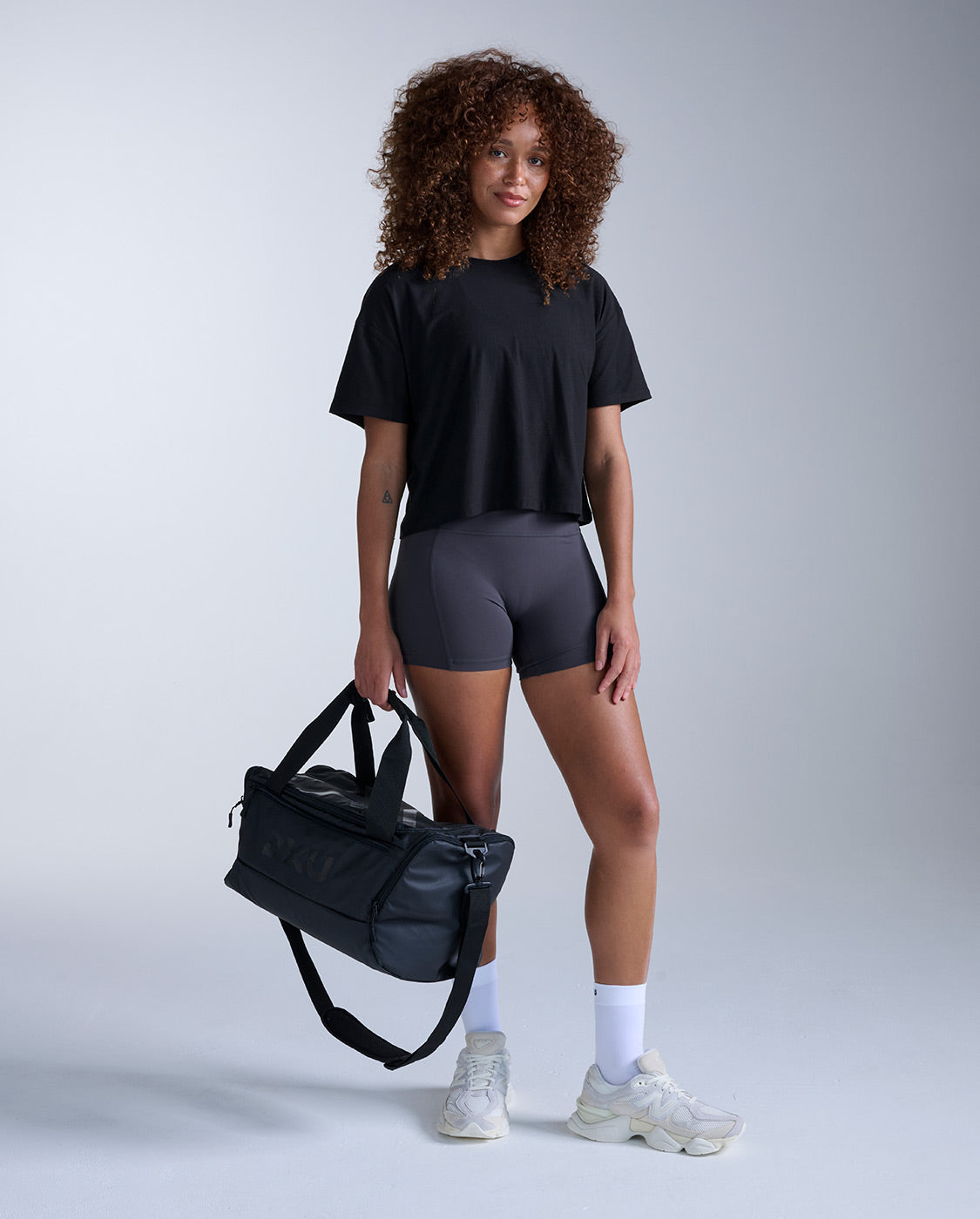 2xu-form-soft-jersey-relaxed-tee-shirt-damen-schwarz-kurzarm image 5