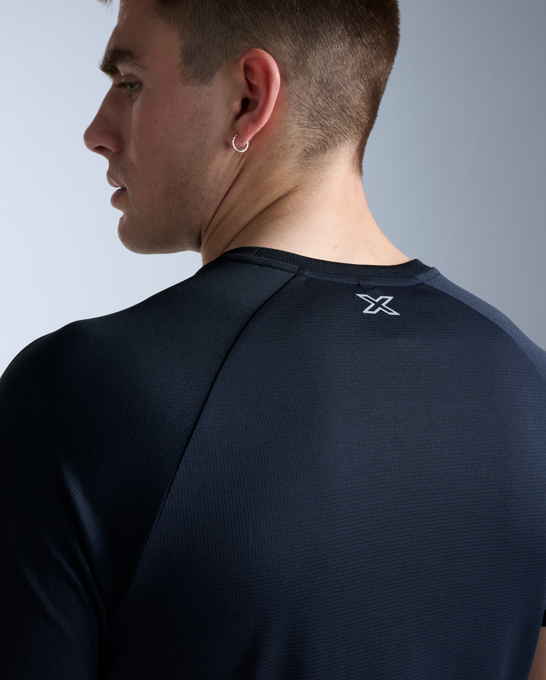 2xu-aero-tee-laufshirt-herren-schwarz-slim-fit image 4