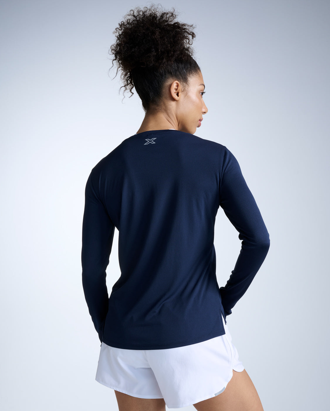 2xu-aero-longsleeve-midnight-langarm-laufshirt-damen image 4