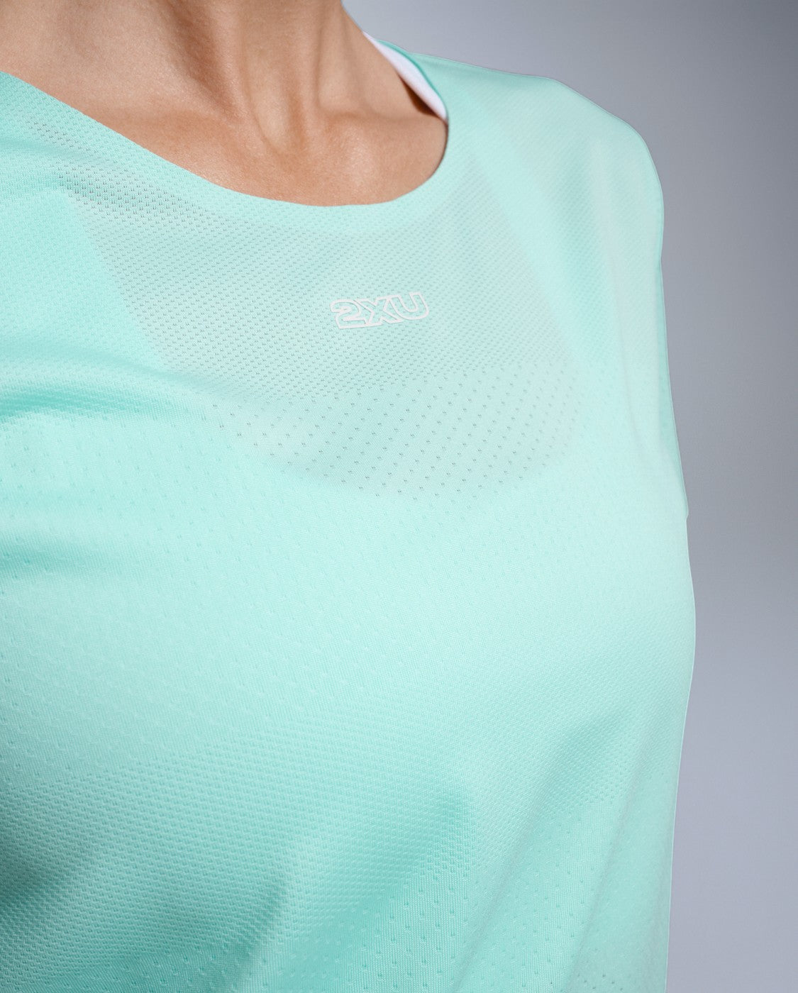 2xu-light-speed-tech-tee-damen-lagoon-laufshirt image 6