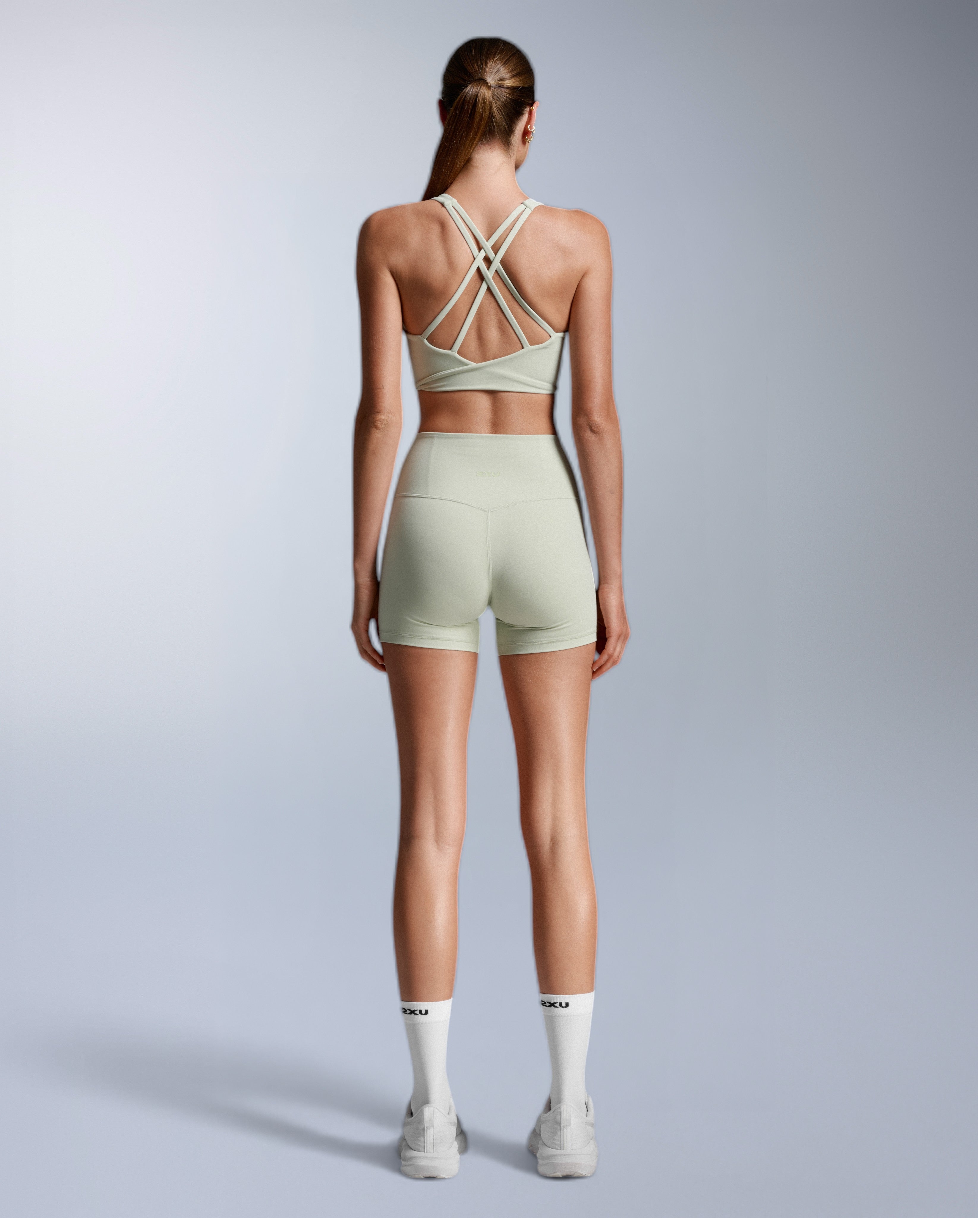 2xu-fluid-hi-rise-5-inch-shorts-seafoam-damen image 6
