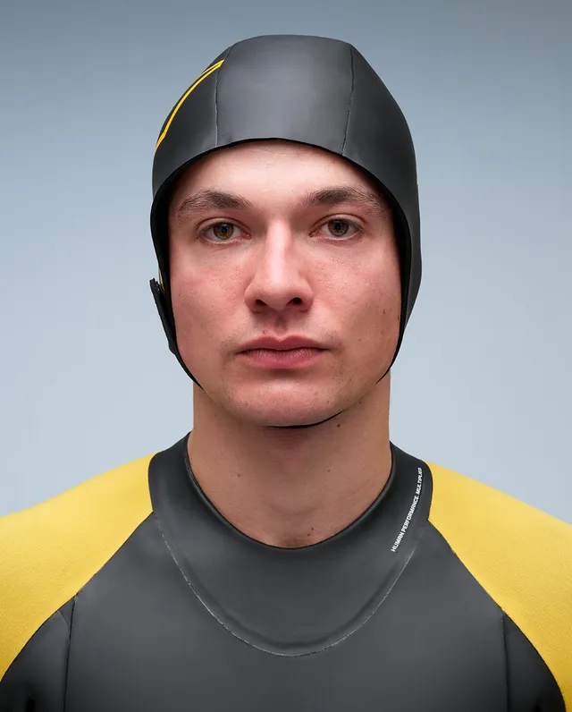 2xu-propel-neoprene-swim-cap-badekappe-schwarz-verstellbar image 1