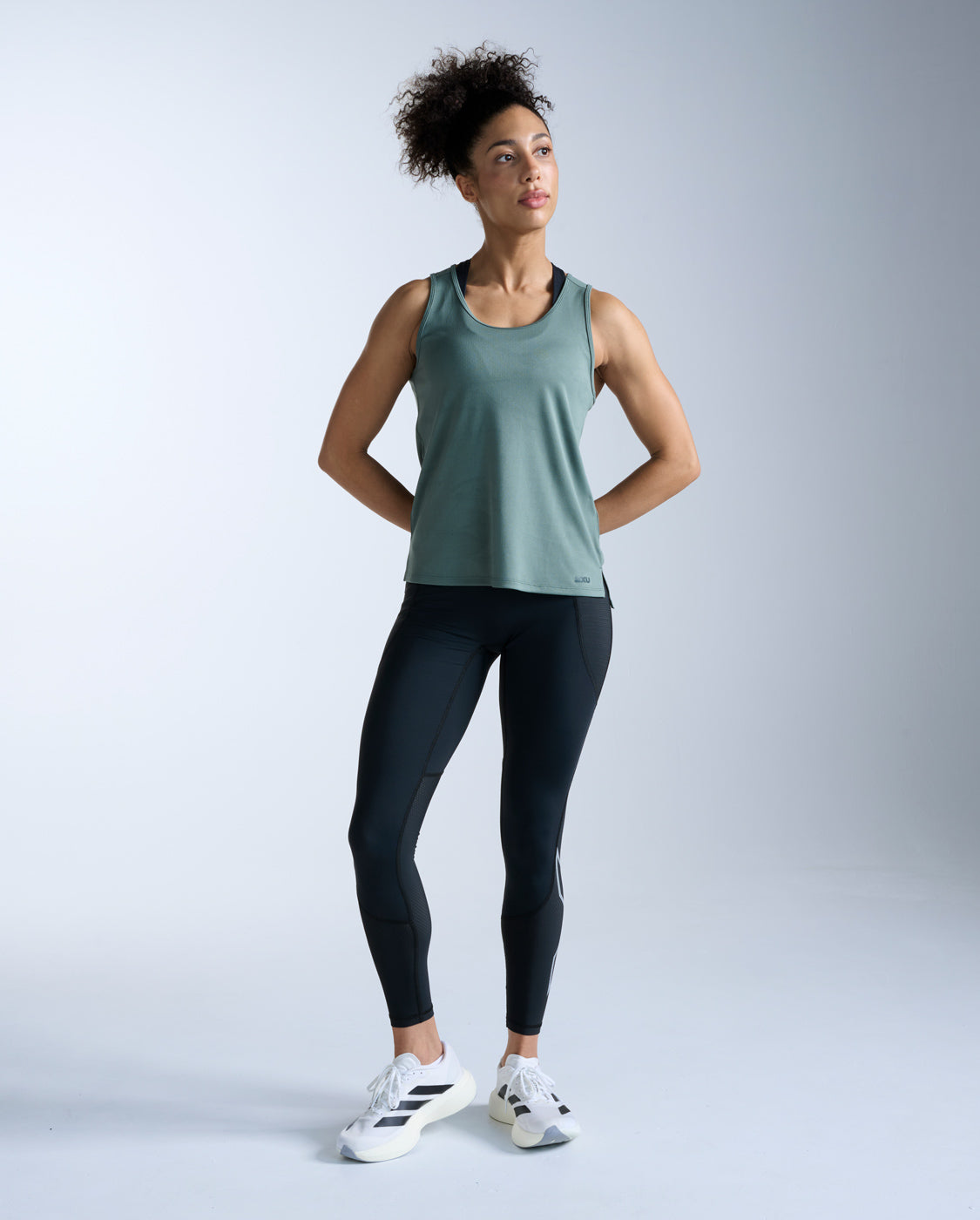 2xu-aero-singlet-lauftop-olive-leaf-damen-mesh-upf50 image 5