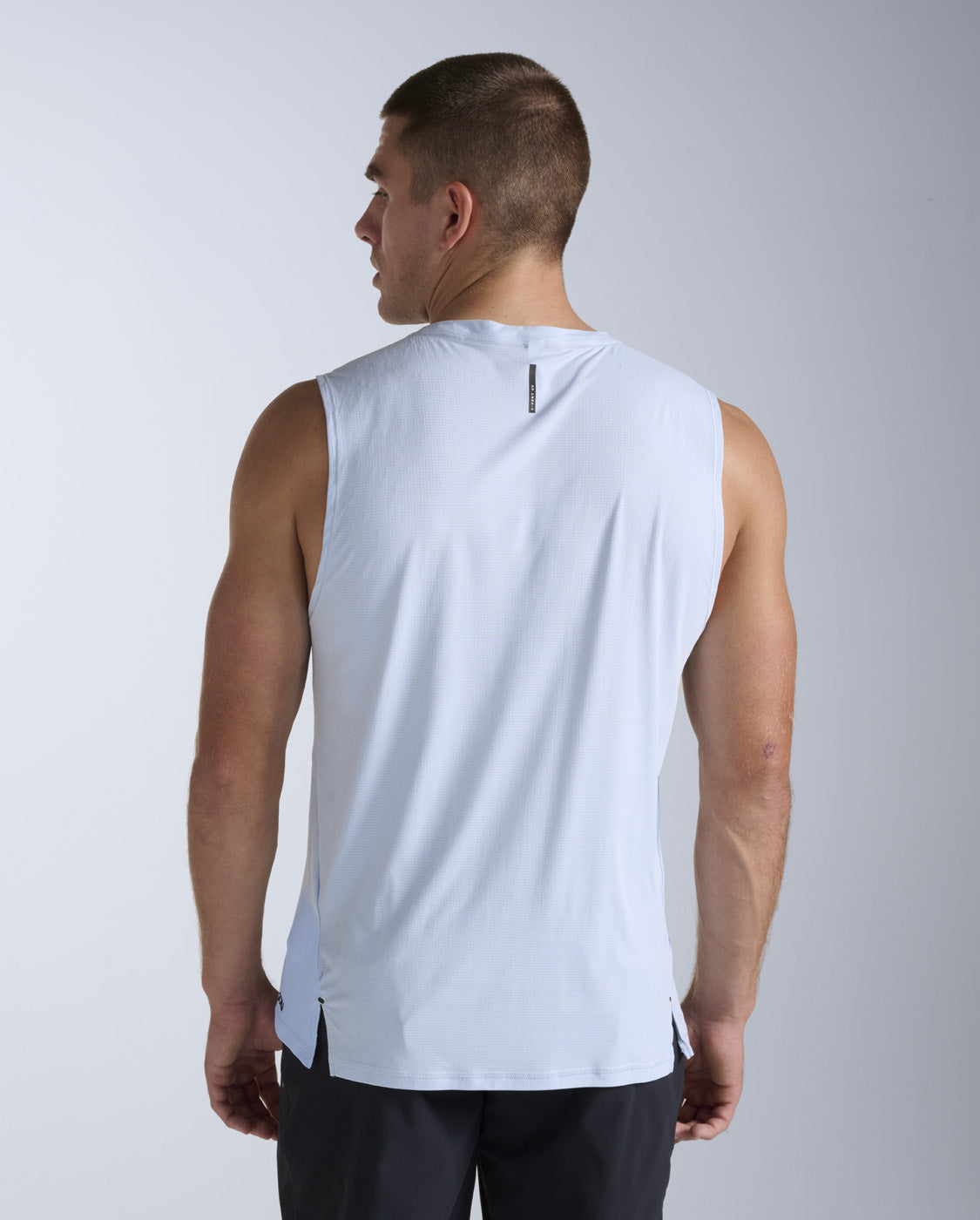 2xu-aero-trail-tank-bay-rmelloses-lauftop-herren image 6