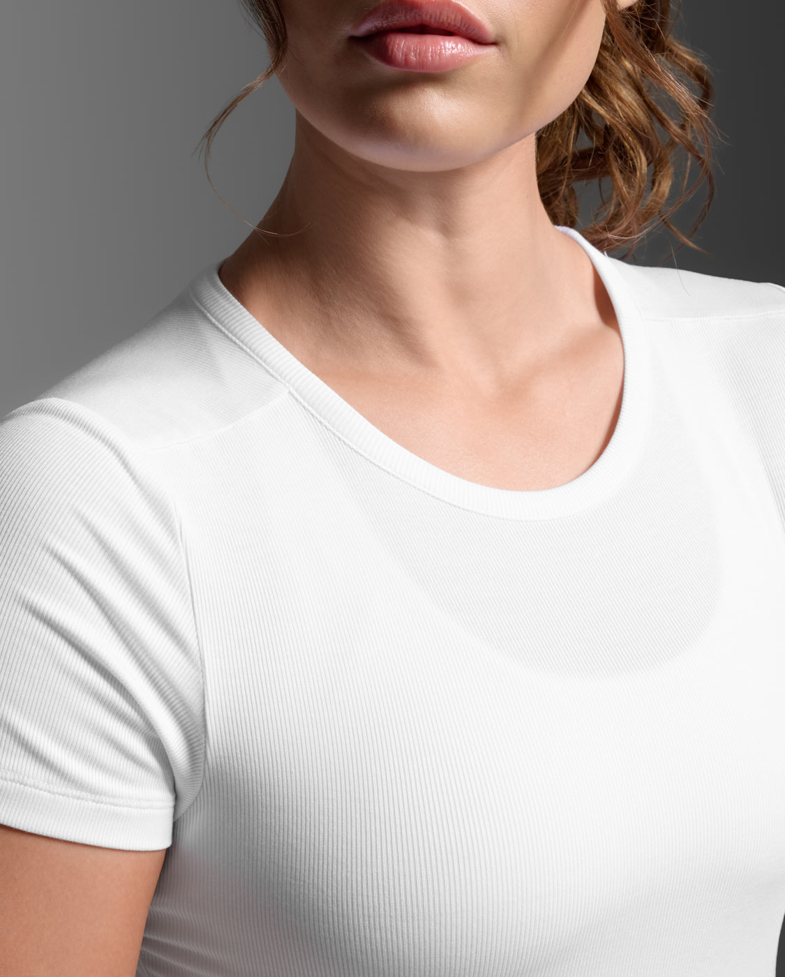 2xu-fluid-modal-ribbed-crop-tee-t-shirt-wei-damen image 7