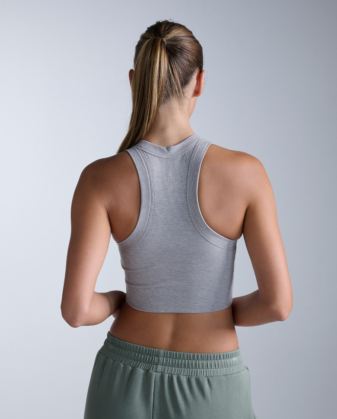 2xu-fluid-crop-tank-damen-sporttop-grau-tencel-weich image 2