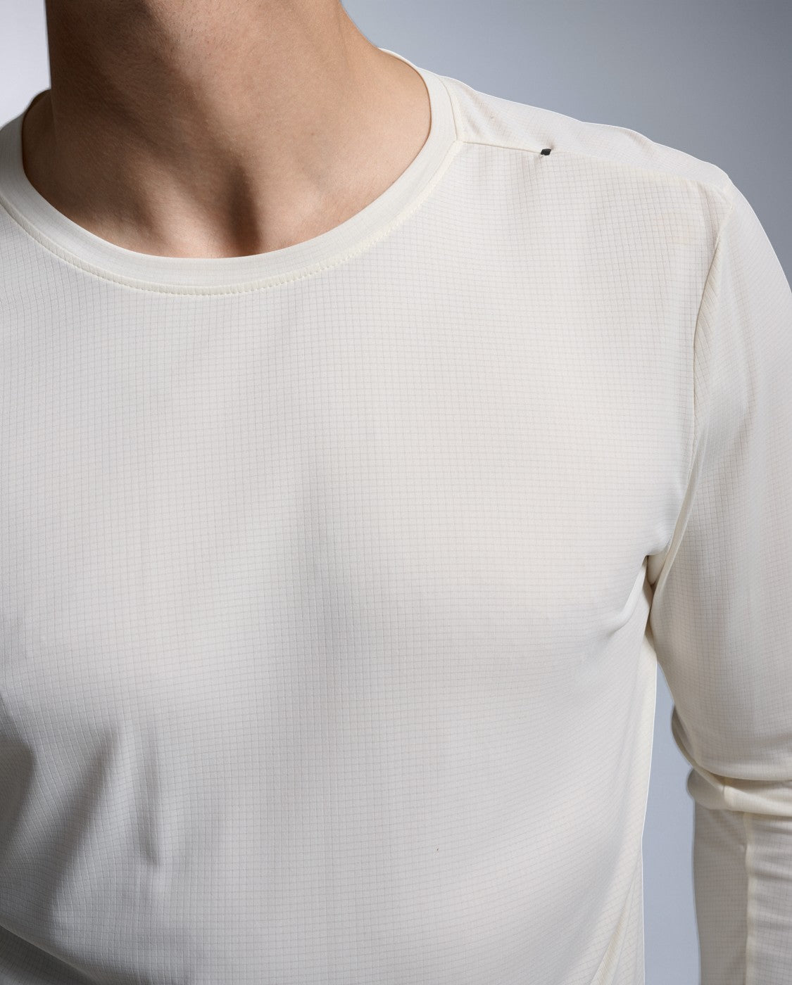 2xu-aero-trail-longsleeve-chalk-laufshirt-herren-uv image 3