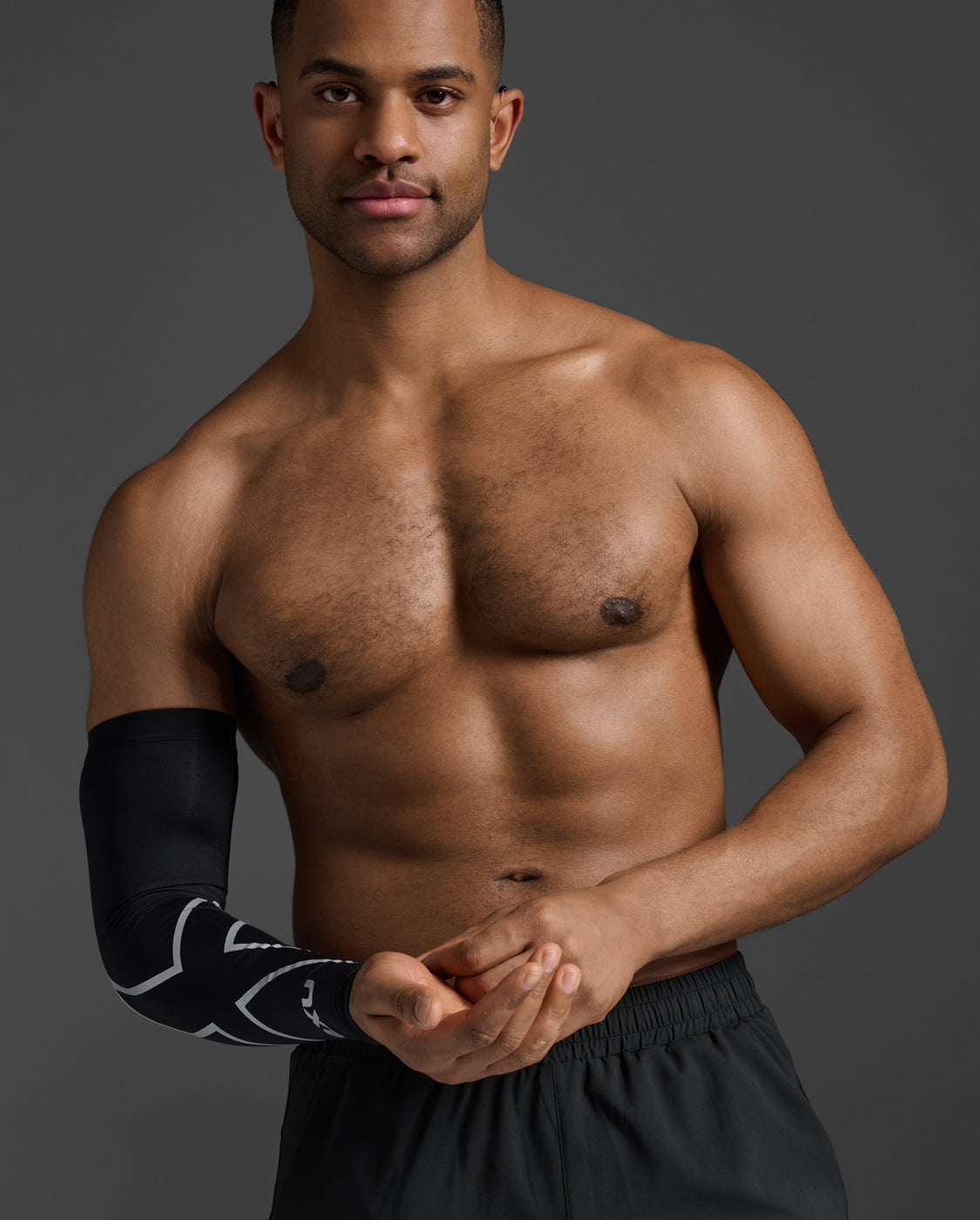 2xu-core-compression-arm-guard-schwarz-single-unisex image 1