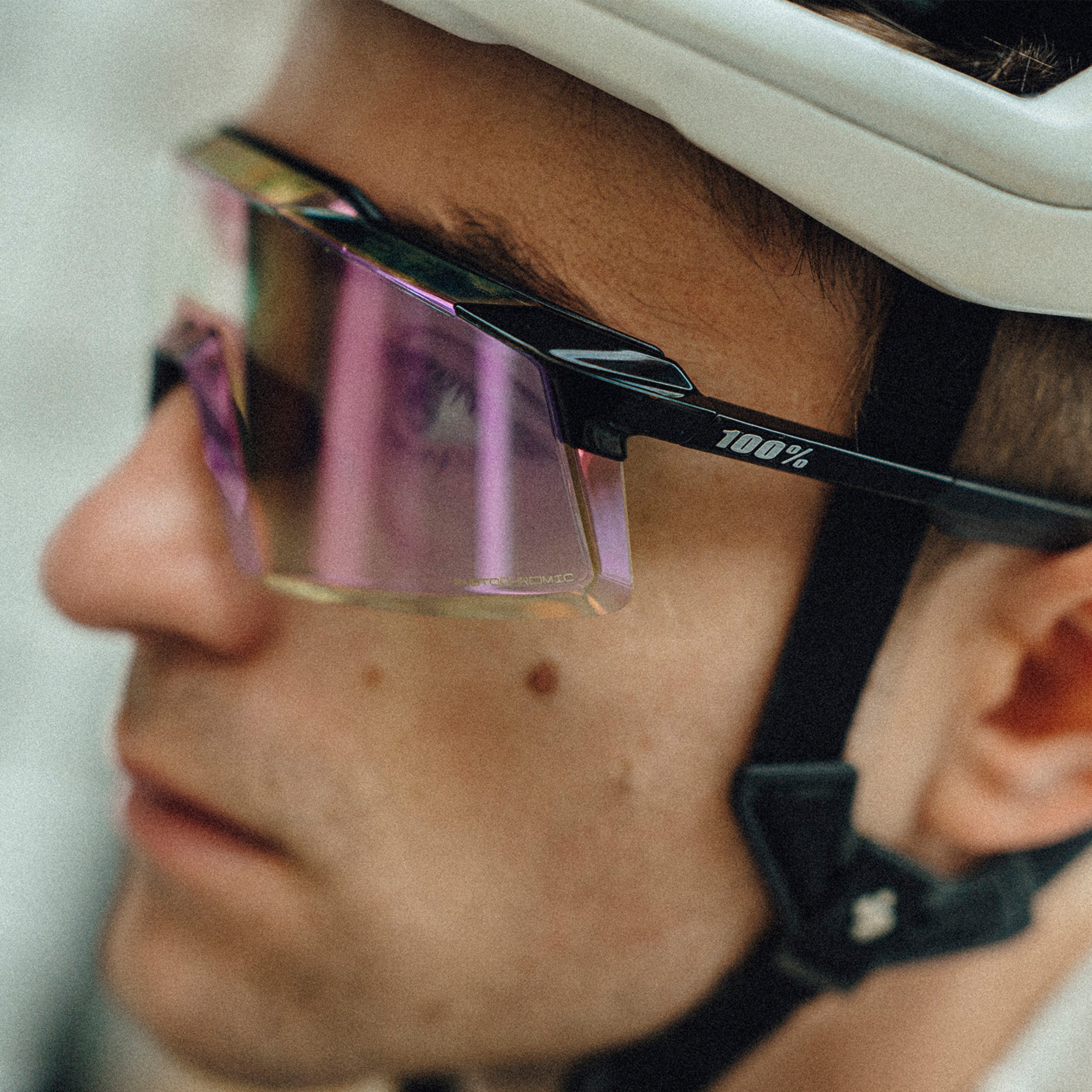 100-aerocraft-sport-sonnenbrille-schwarz-photochrom-purple-mirror image 5