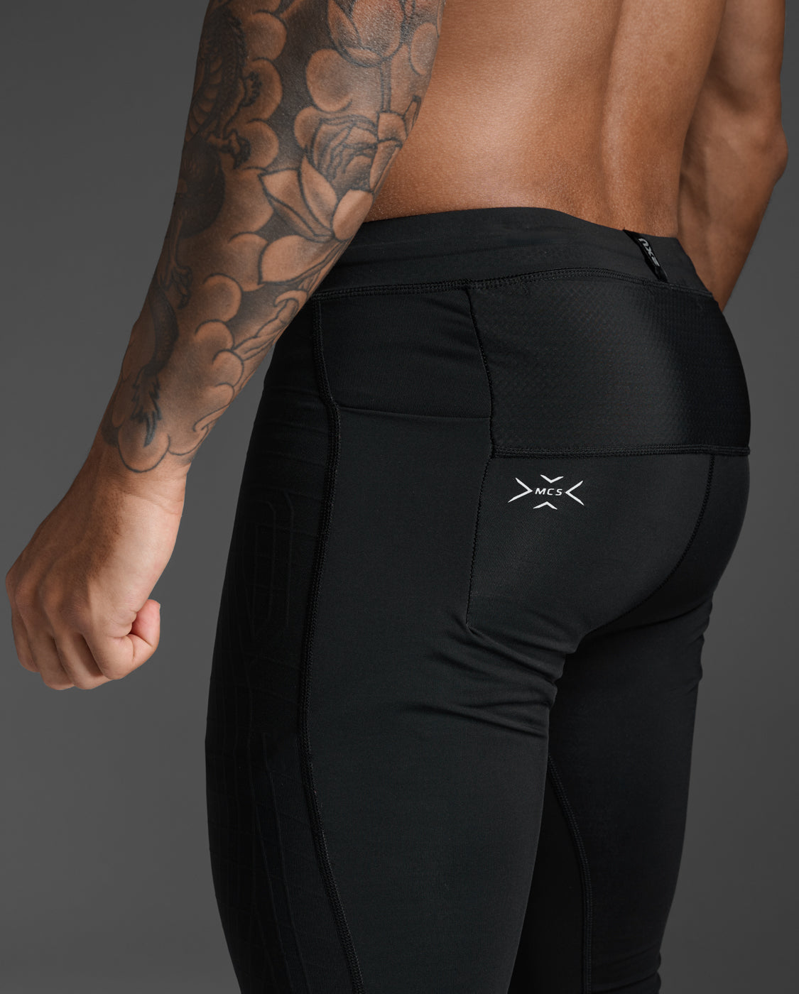 2xu-light-speed-react-compression-tights-black-white image 7
