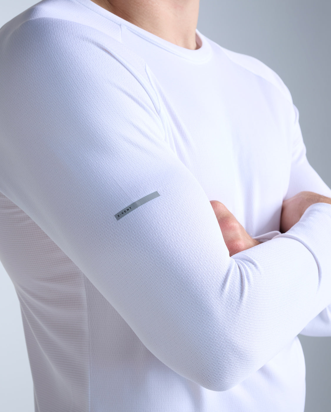 2xu-aero-long-sleeve-laufshirt-weiss-silber-herren image 5