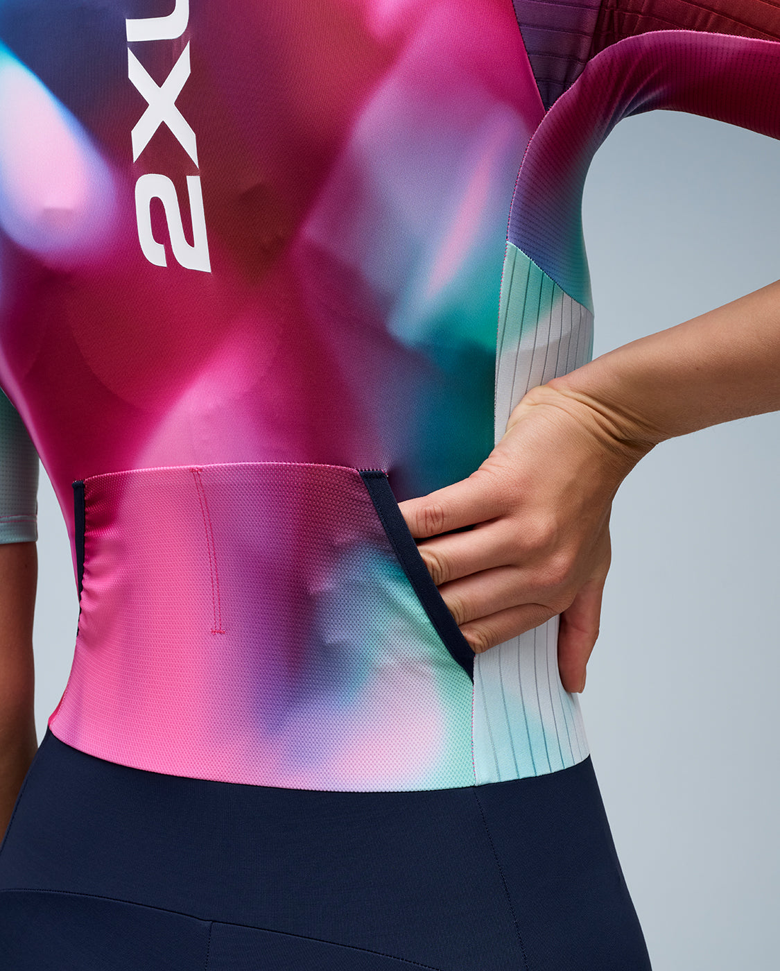 2xu-aero-sleeved-trisuit-triathlonanzug-electric-rose image 5