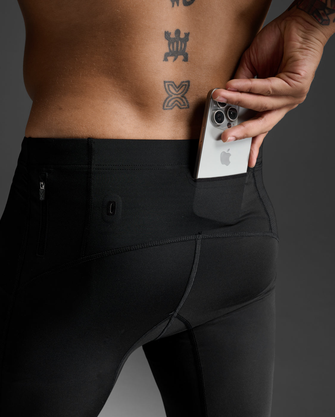2xu-light-speed-compression-tights-herren-black-gold-mcs image 6
