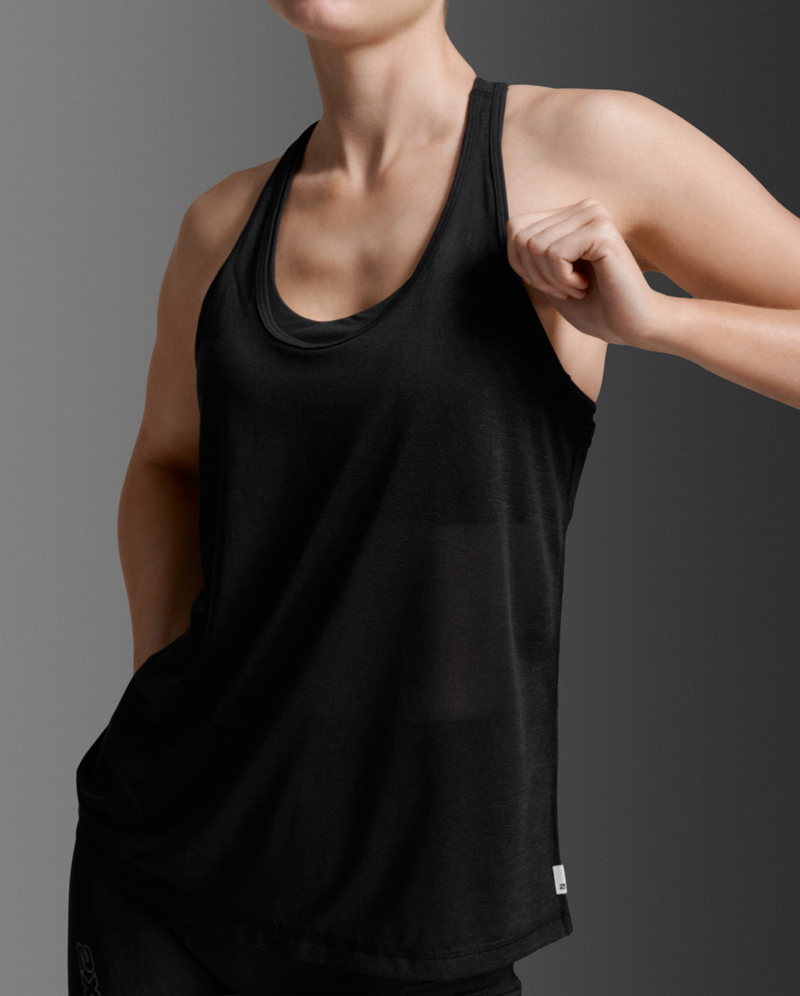 2xu-aero-relight-racerback-singlet-top-schwarz-damen image 4