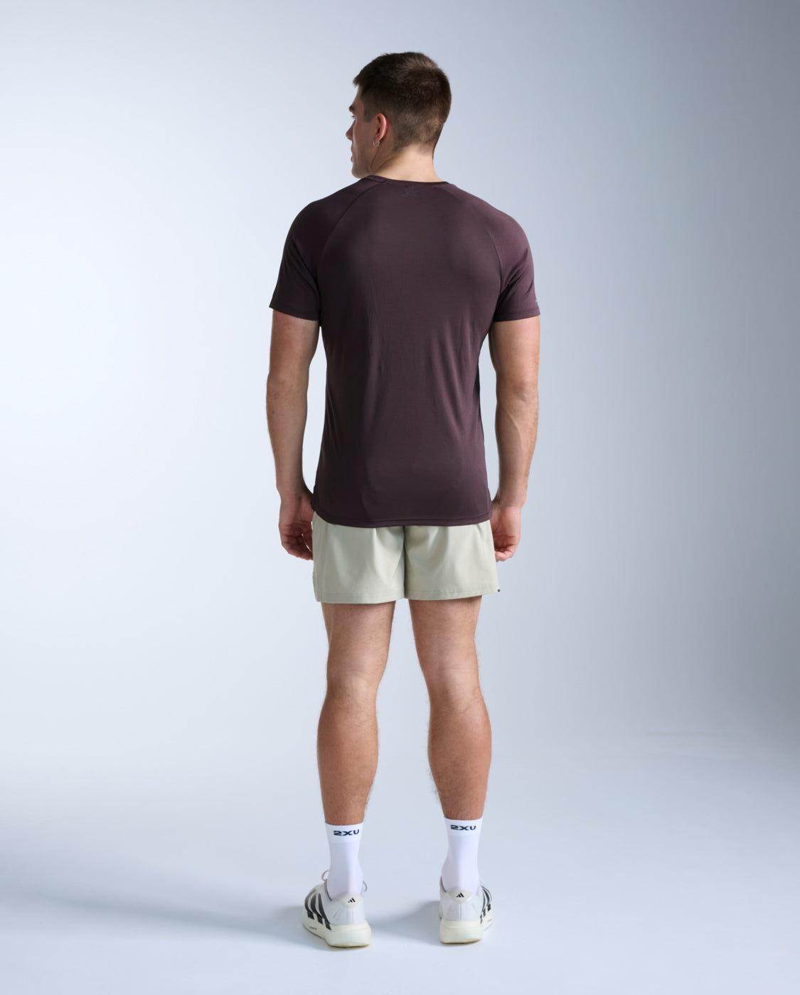 2xu-aero-tee-herren-bark-black-laufshirt-atmungsaktiv image 8