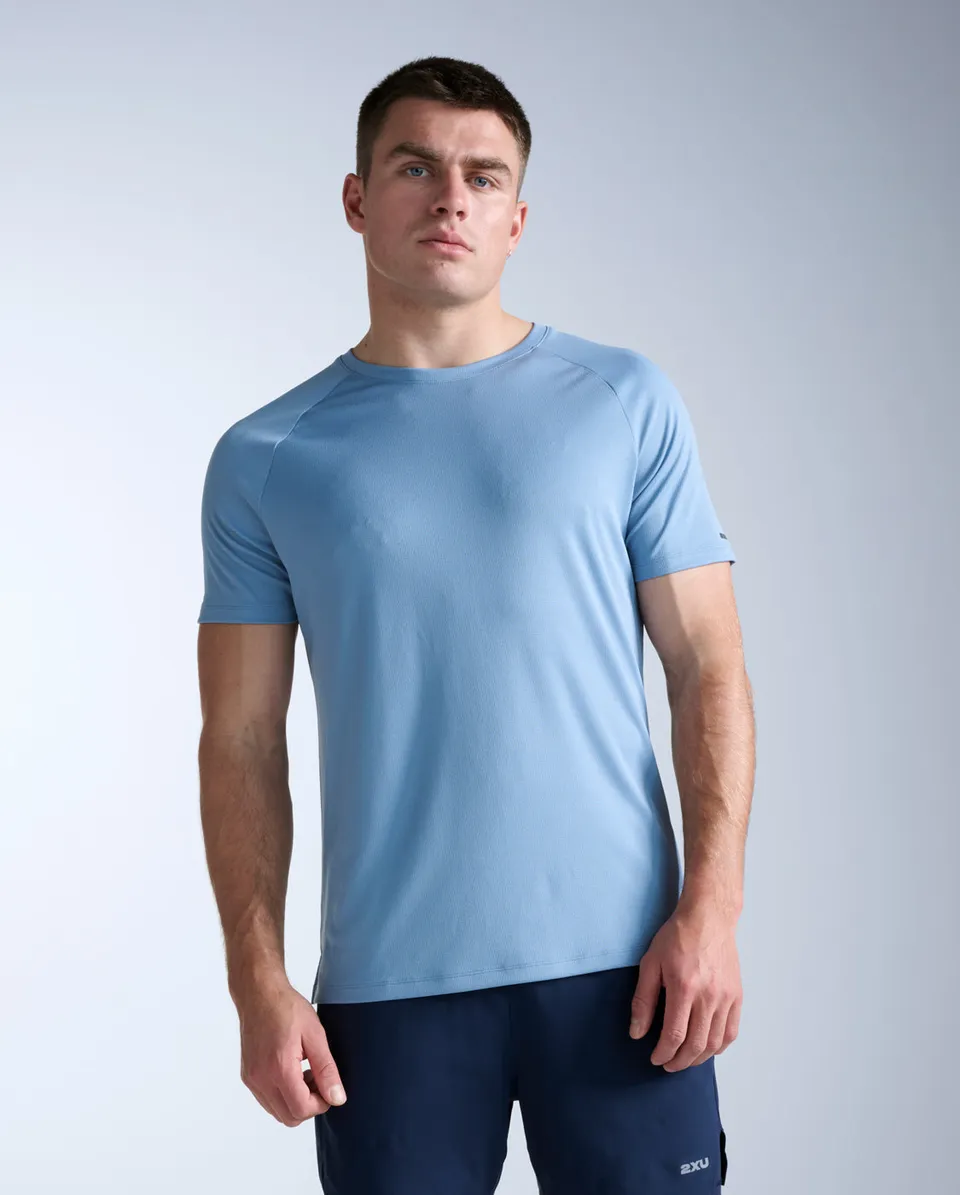 2xu-aero-tee-laufshirt-blue-shade-herren-mesh-kurzarm image 1