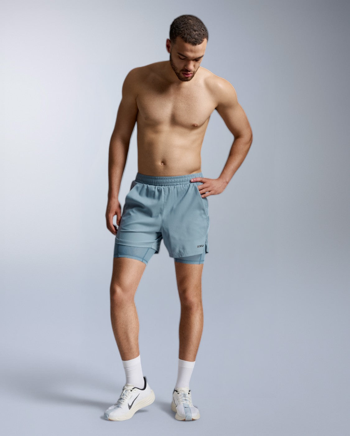2xu-aero-mesh-2-in-1-5-inch-shorts-herren-blue-shade image 3