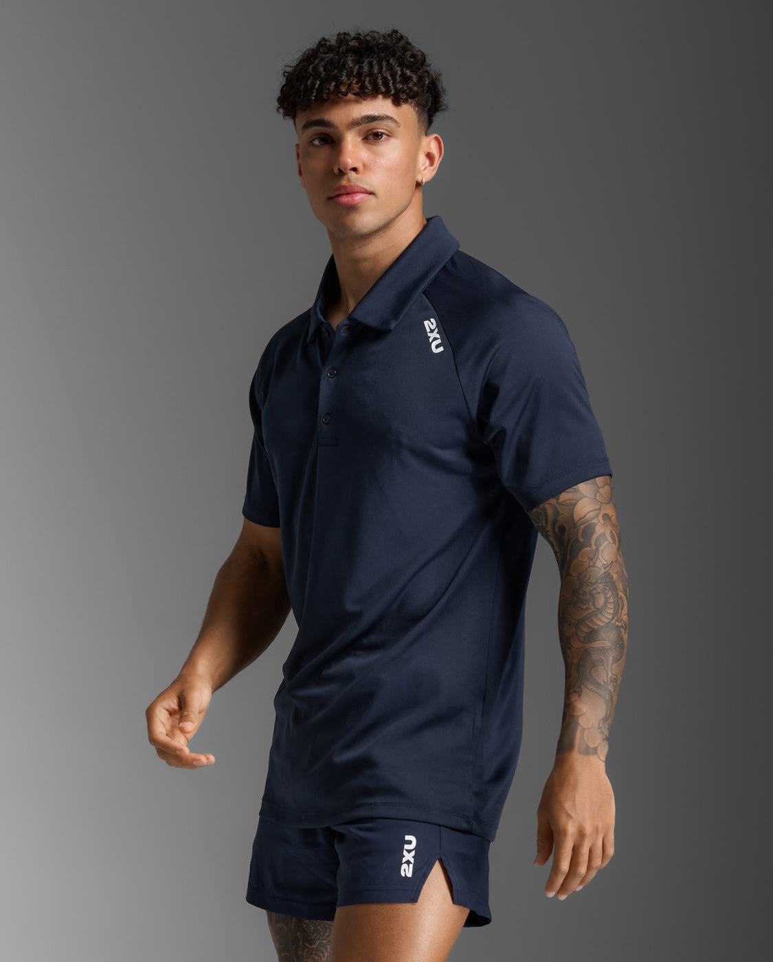 2xu-motion-aspire-polo-herren-midnight-white-kurzarm image 4