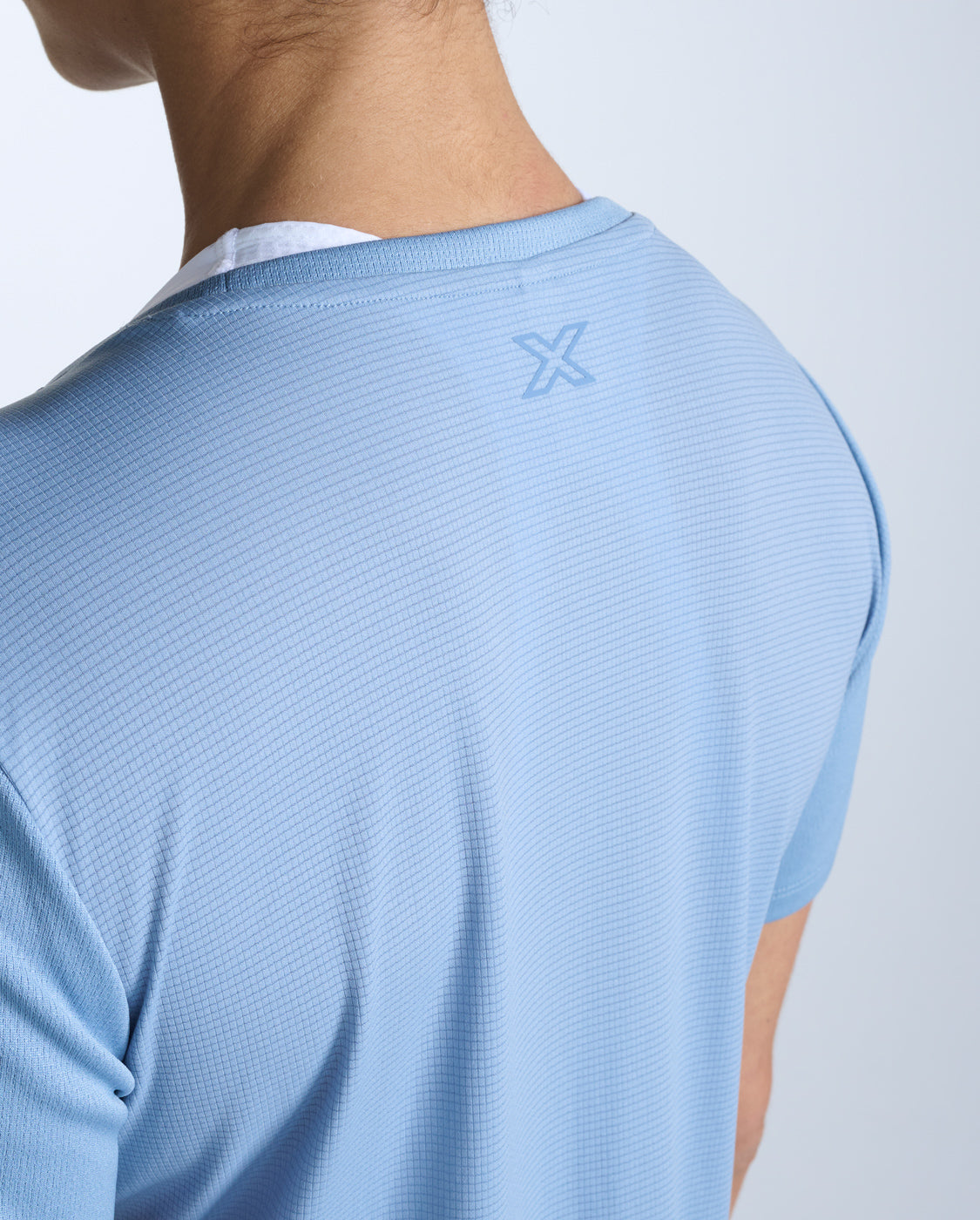 2xu-aero-tee-laufshirt-damen-blue-shade-uv-schutz image 4