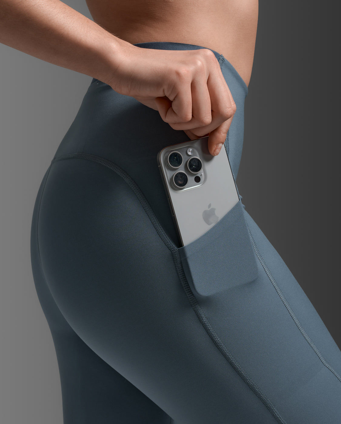 2xu-form-stash-hi-rise-tights-damen-dark-sage-taschen image 6