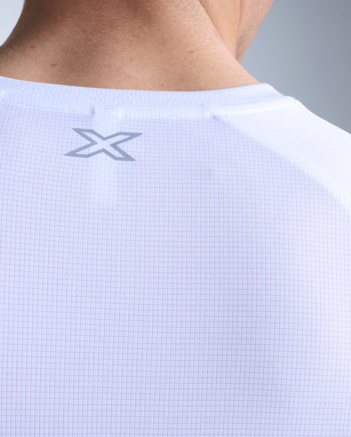 2xu-aero-tee-laufshirt-herren-white-silver-atmungsaktiv image 5