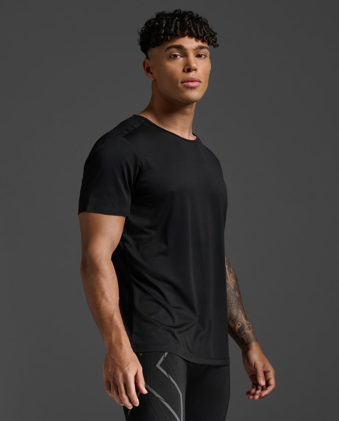 2xu-light-speed-tech-tee-laufshirt-schwarz image 3