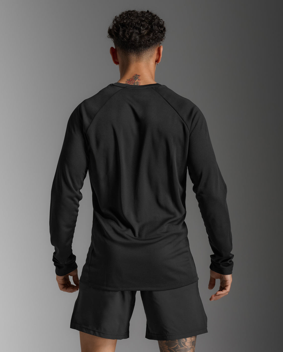 2xu-motion-aspire-long-sleeve-herren-black-white-shirt image 3