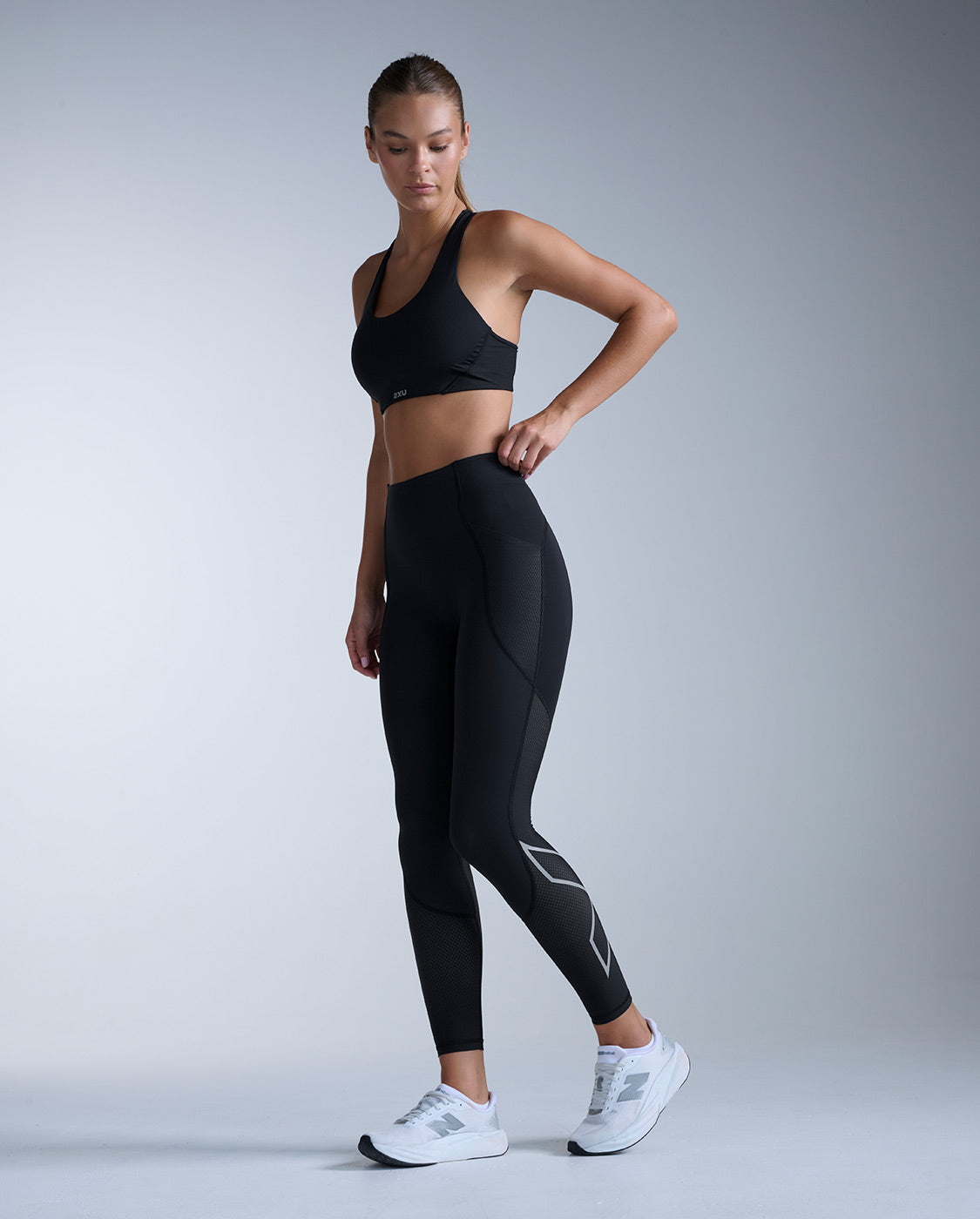 2xu-aero-mesh-hi-rise-kompressionstights-damen-schwarz image 4