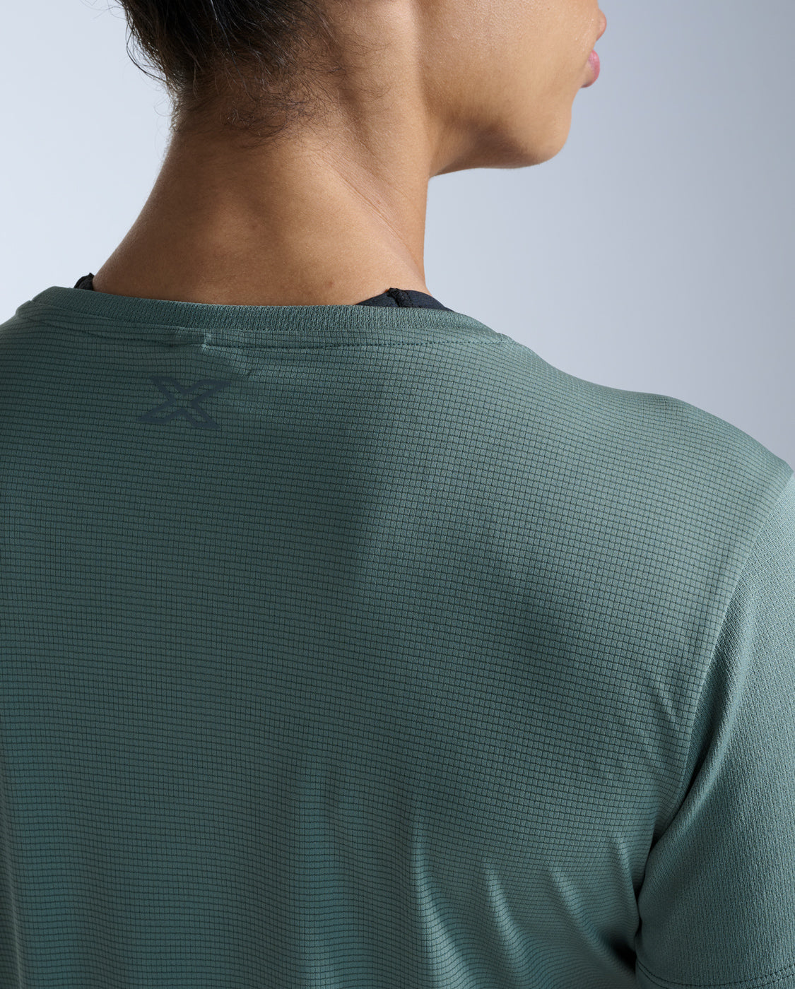 2xu-aero-tee-laufshirt-olive-leaf-damen-kurzarm-upf image 4