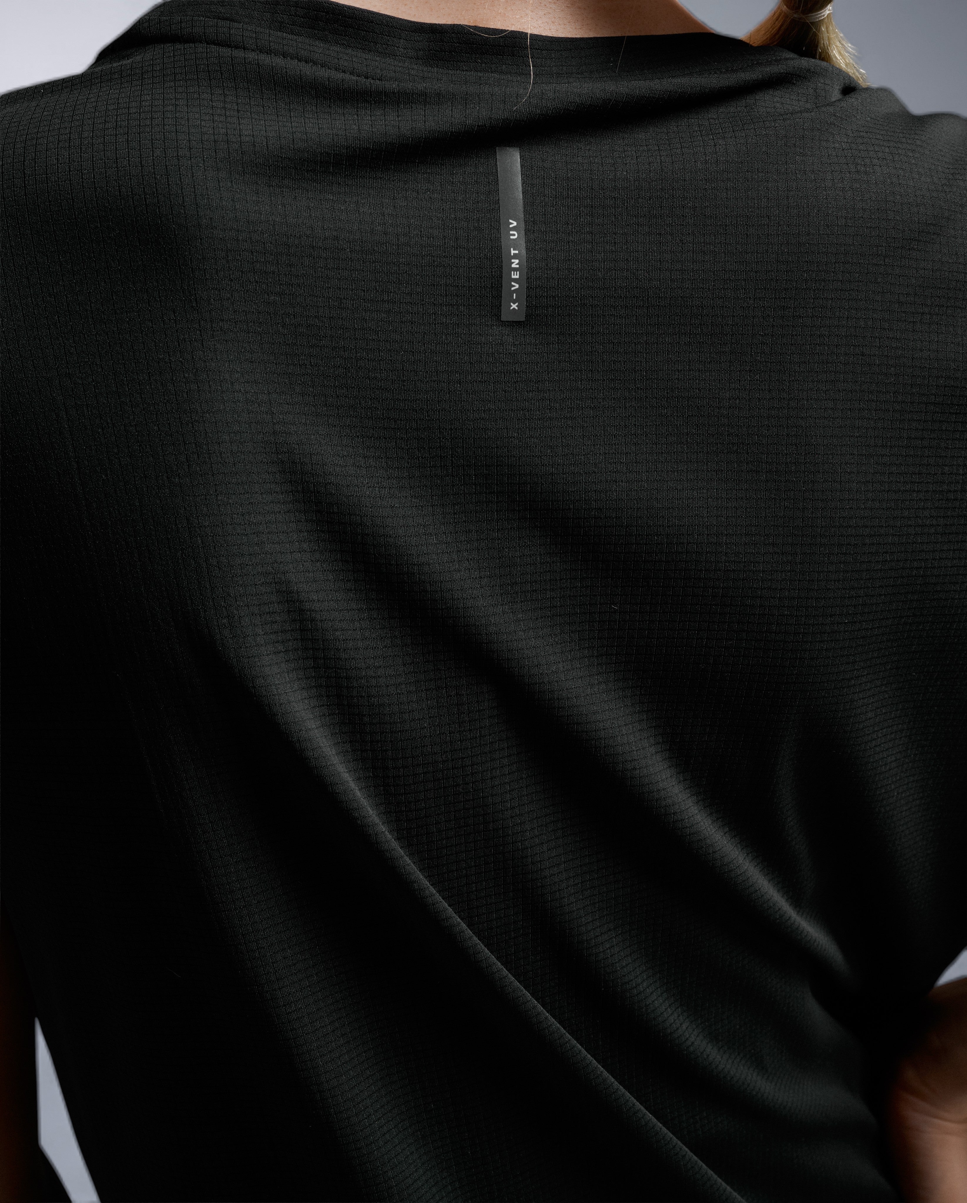 2xu-aero-trail-tee-t-shirt-schwarz-damen-upf-50 image 2