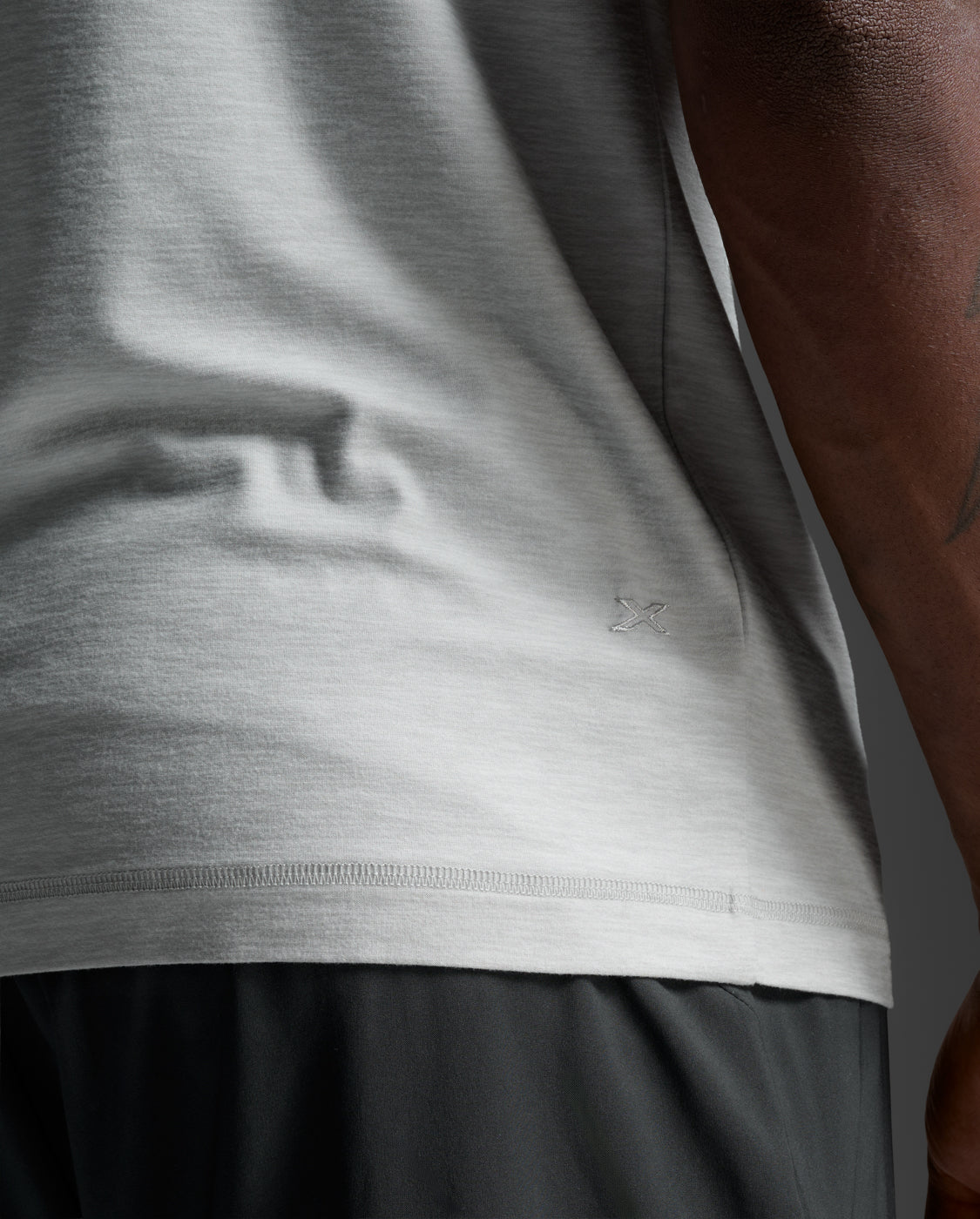 2xu-signature-tee-t-shirt-herren-harbor-mist-schnelltrocknend image 8