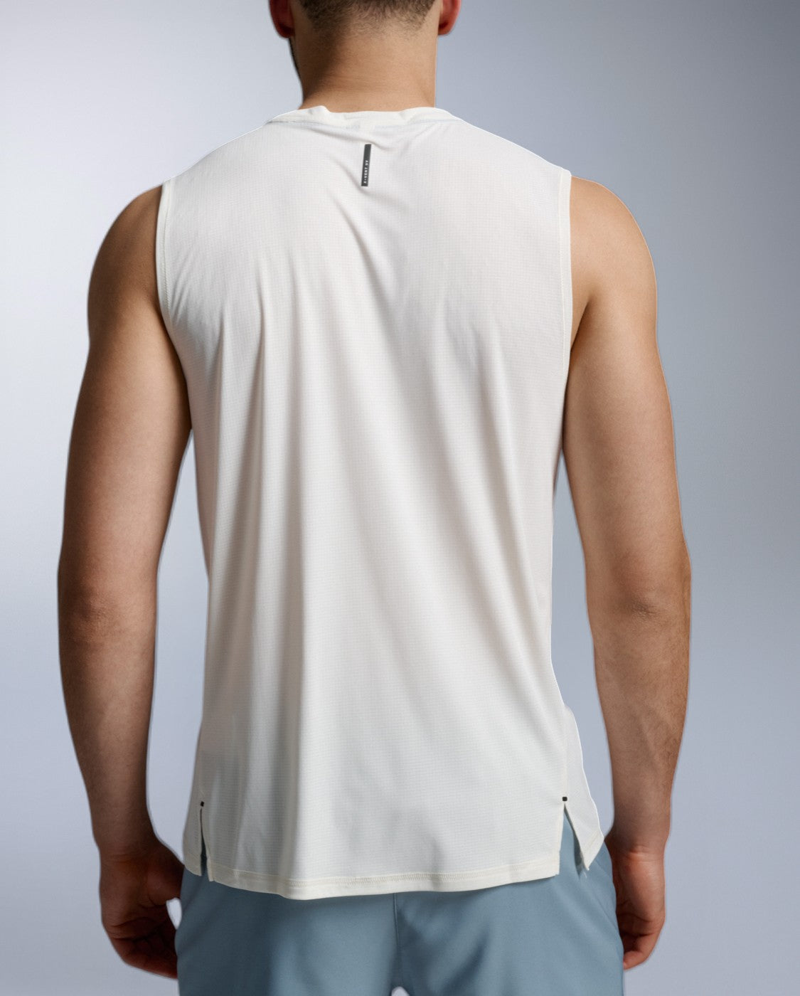 2xu-aero-trail-tank-top-herren-chalk-black-schnelltrocknend image 4