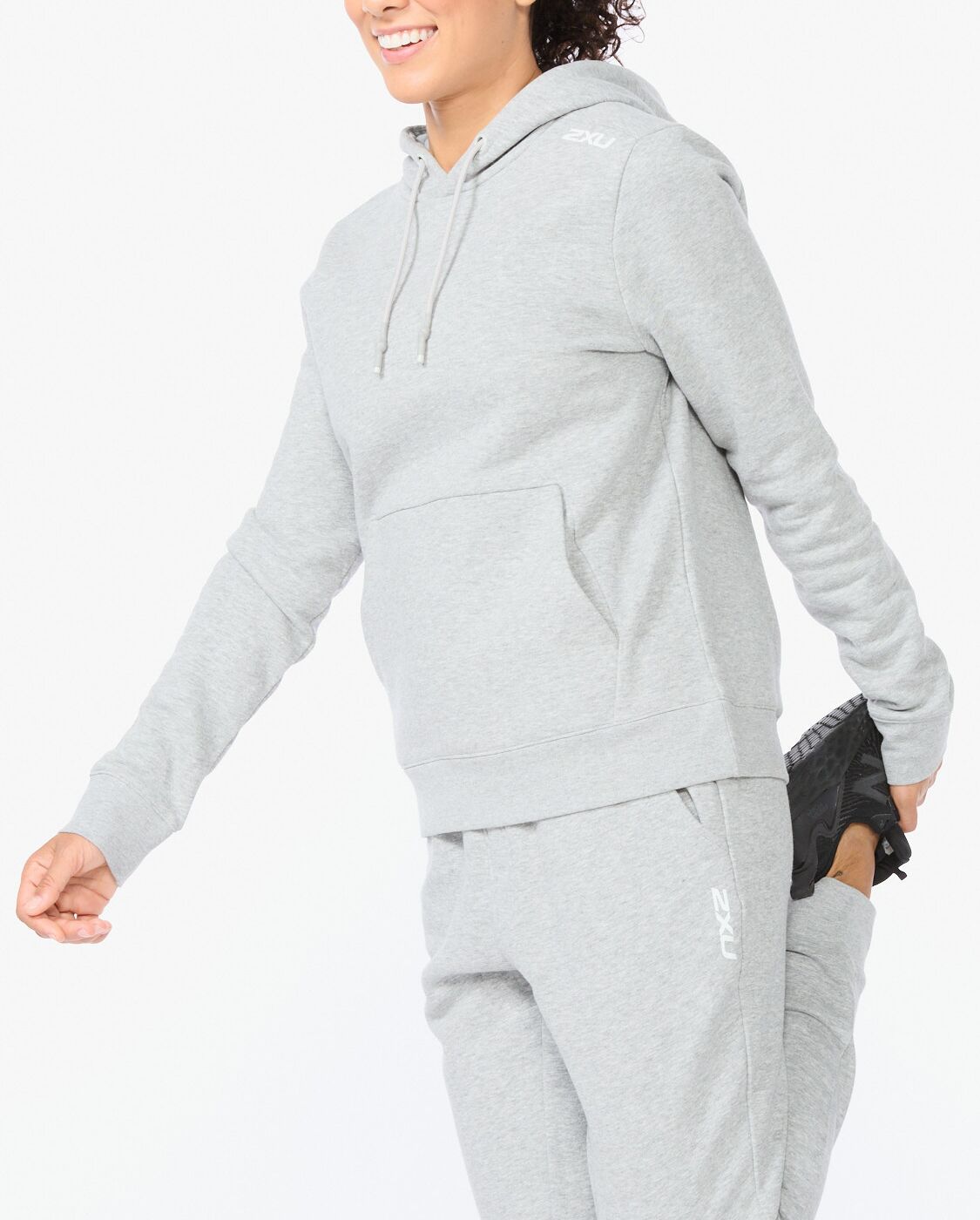2xu-motion-aspire-pullover-hoodie-damen-grey-marle-fleece image 2
