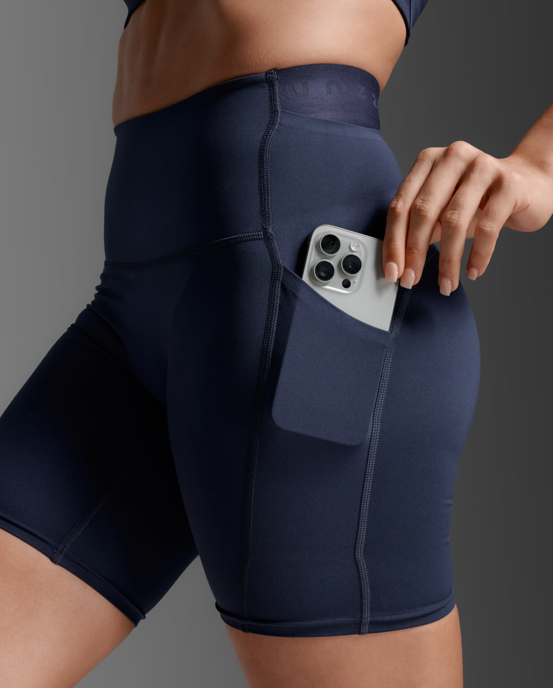 2xu-form-stash-hi-rise-6in-shorts-midnight-damen-taschen image 7
