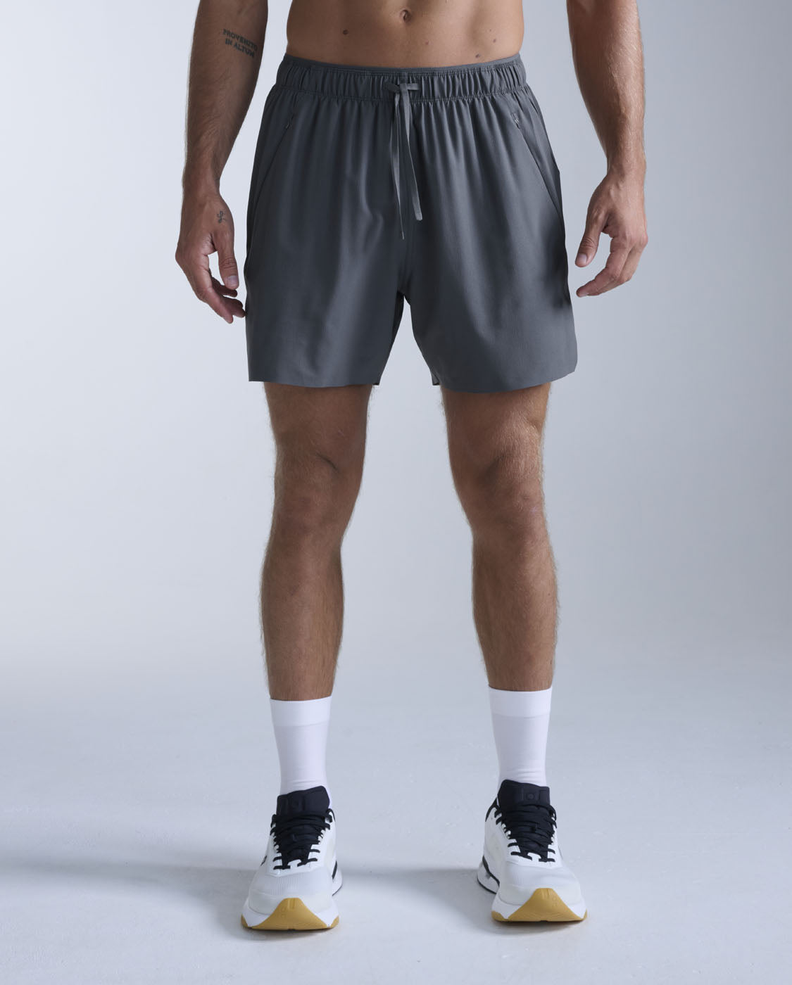2xu-motion-5-inch-shorts-herren-jupiter image 1
