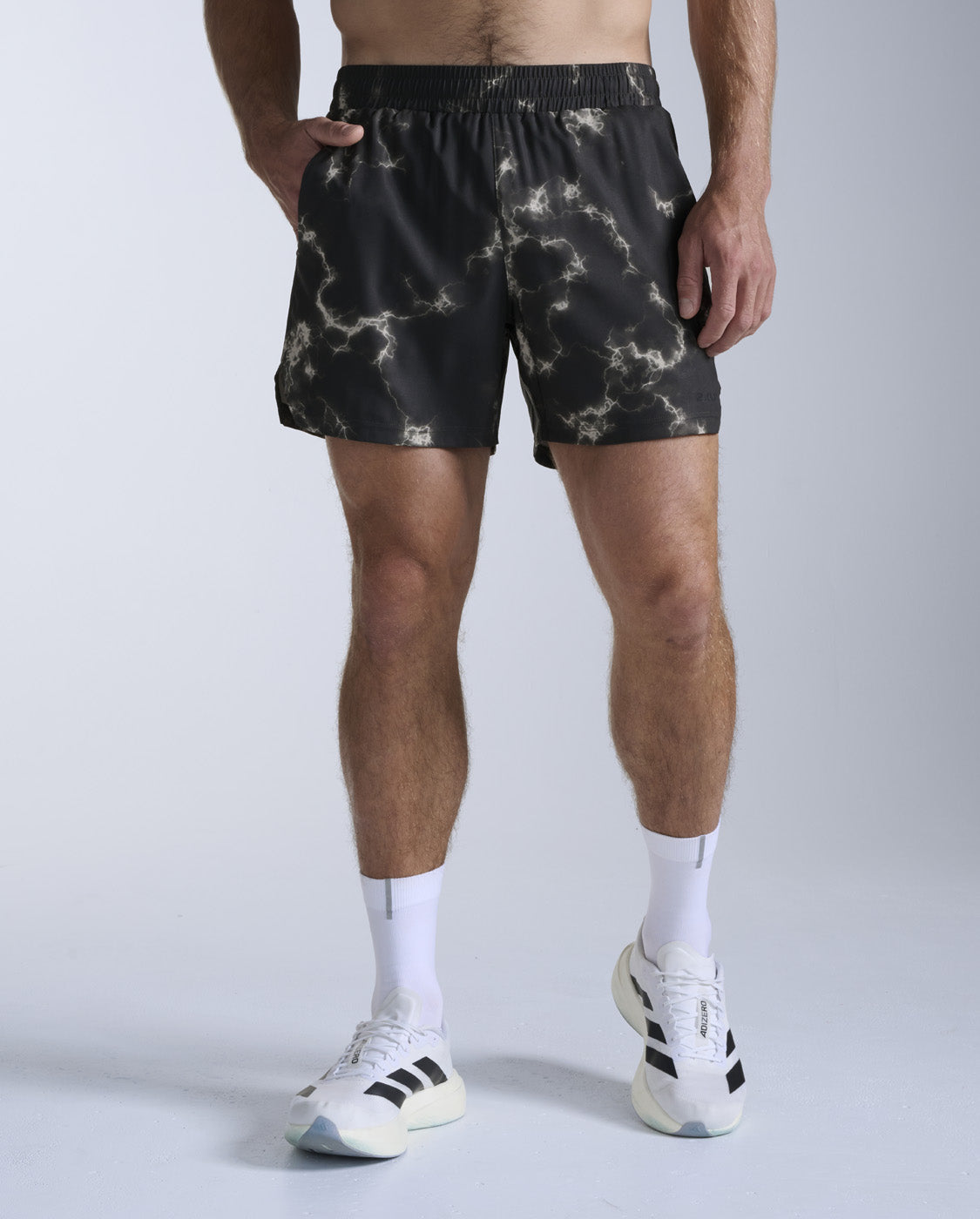 2xu-aero-5-inch-shorts-herren-flint-laufshorts image 1