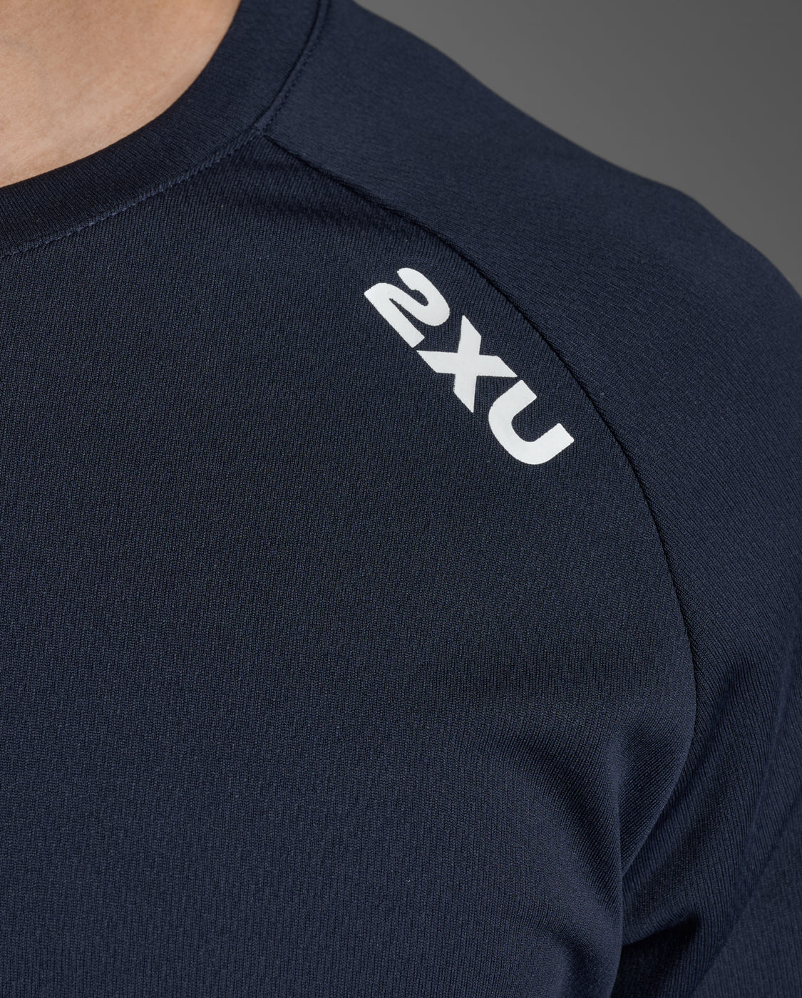 2xu-motion-aspire-langarmshirt-herren-midnight-white image 8