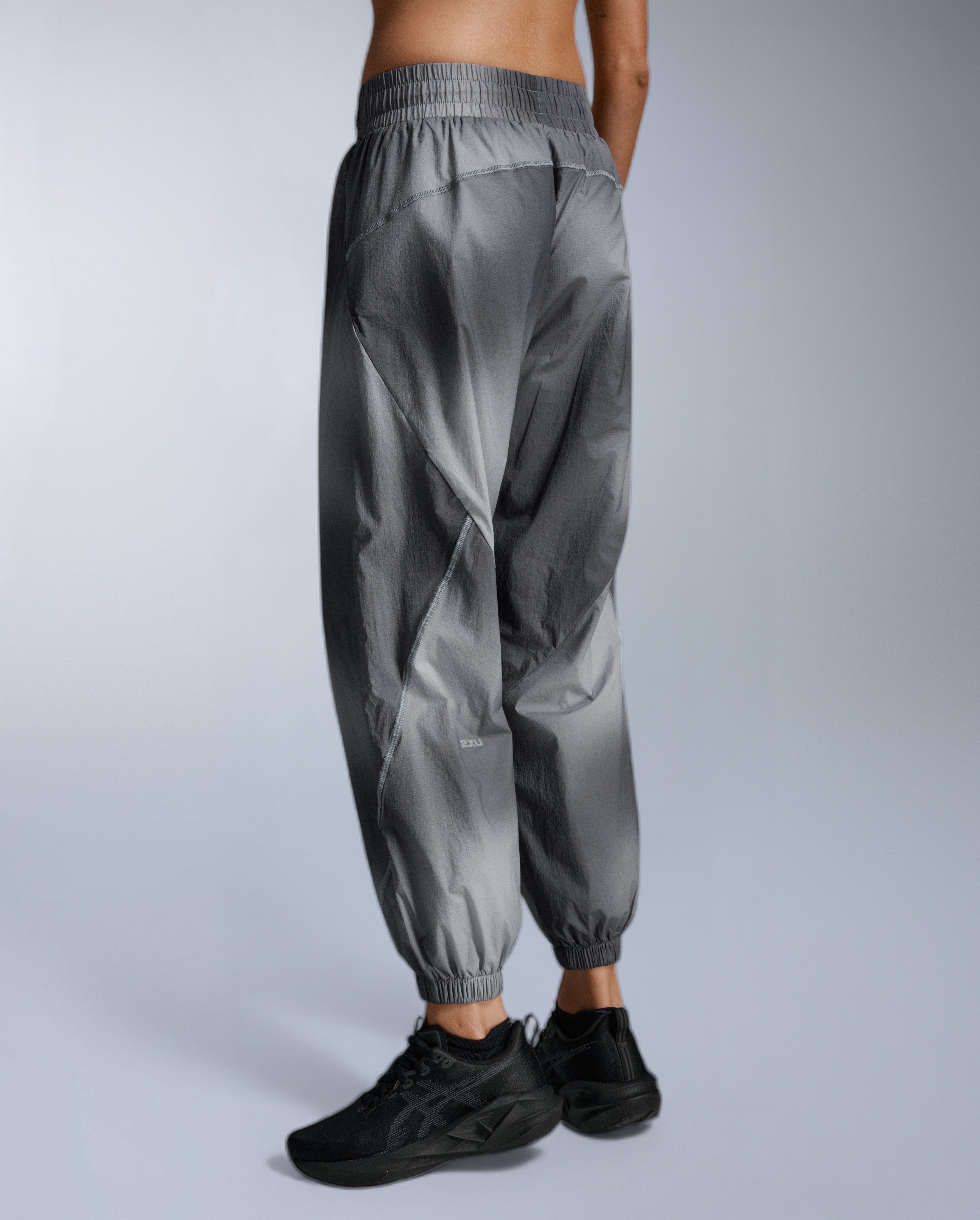 2xu-aero-oversized-jogger-laufhose-grau-reflektierend image 3