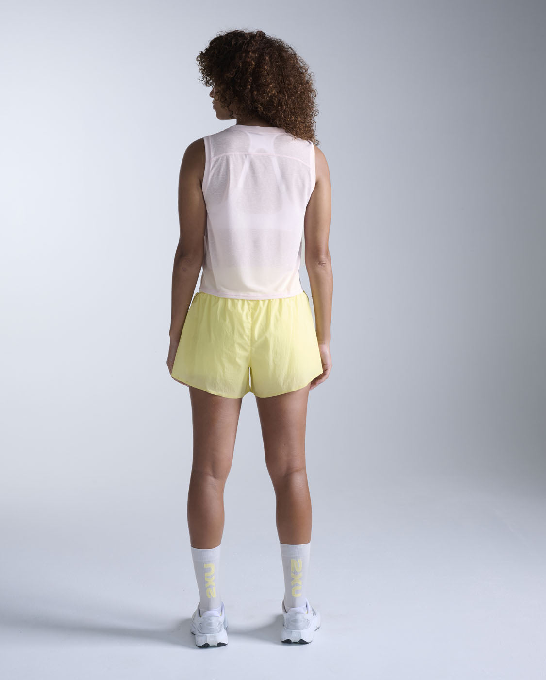 2xu-aero-relight-crop-tank-top-damen-pink-frost image 6