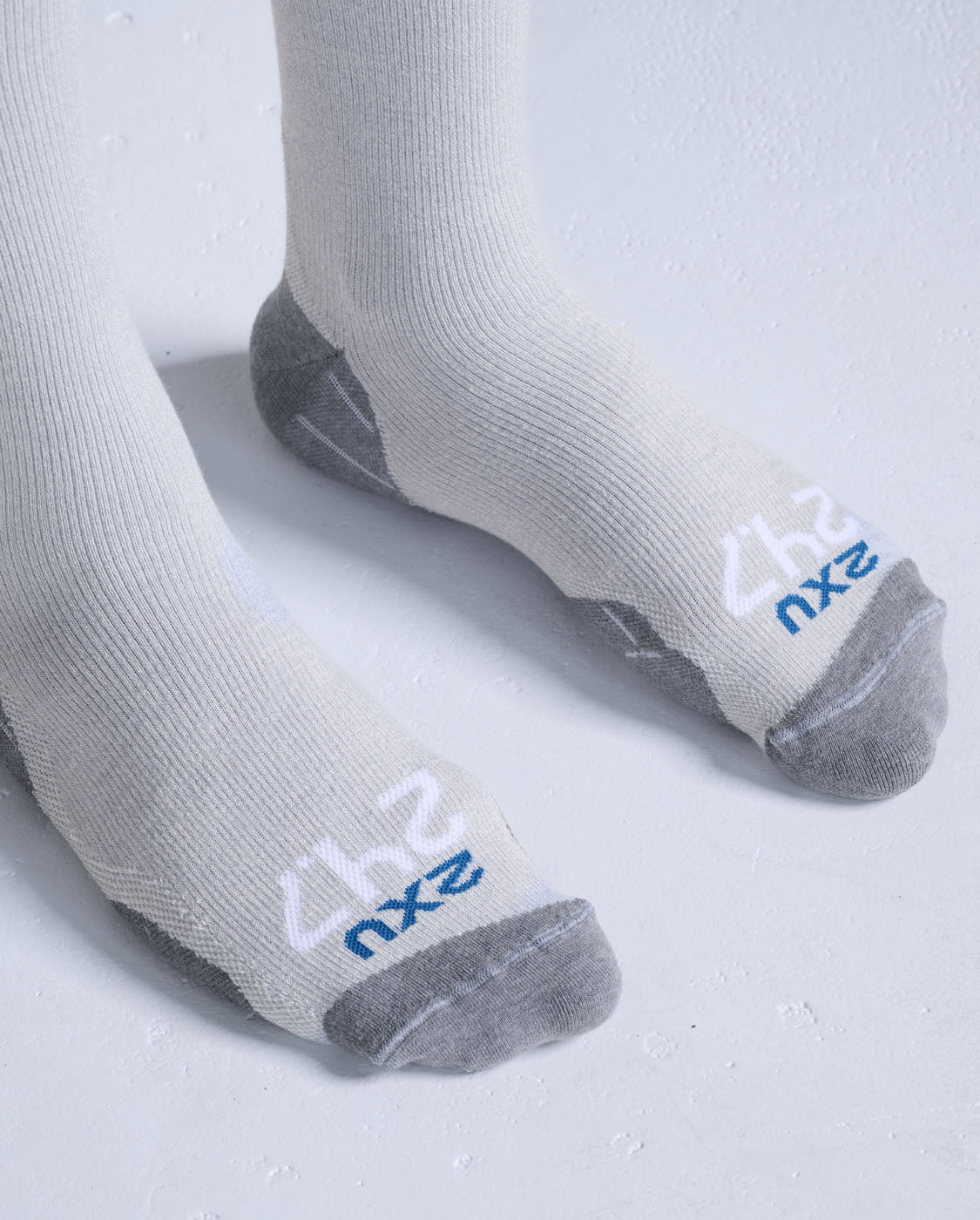 2xu-24-7-bamboo-kompressionssocken-grey-marle-white image 5